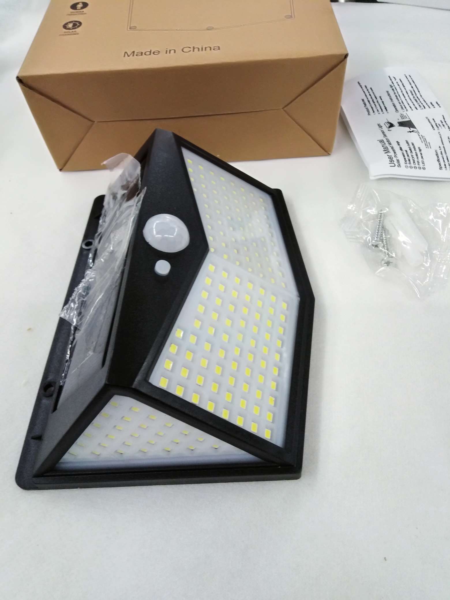 T18一太阳能感应灯，灯泡：212LED，内置2节1200毫安18650电池，I件100PCSx20元=2000元，运费白底实物图