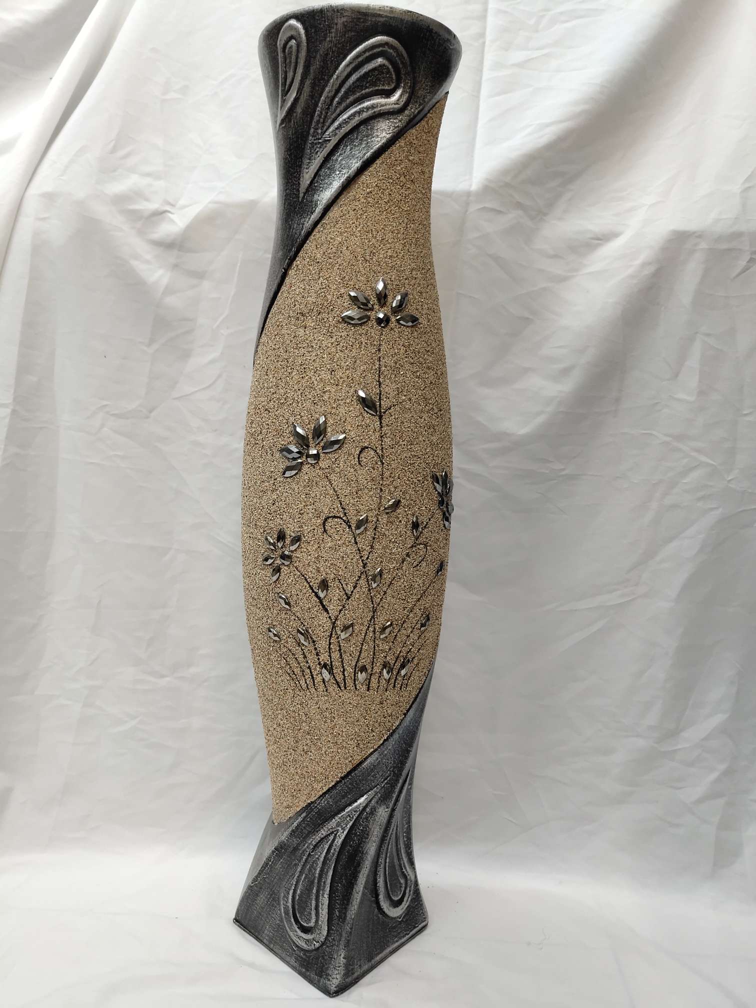 Sandblasted vases are placed on the floor to display handicrafts