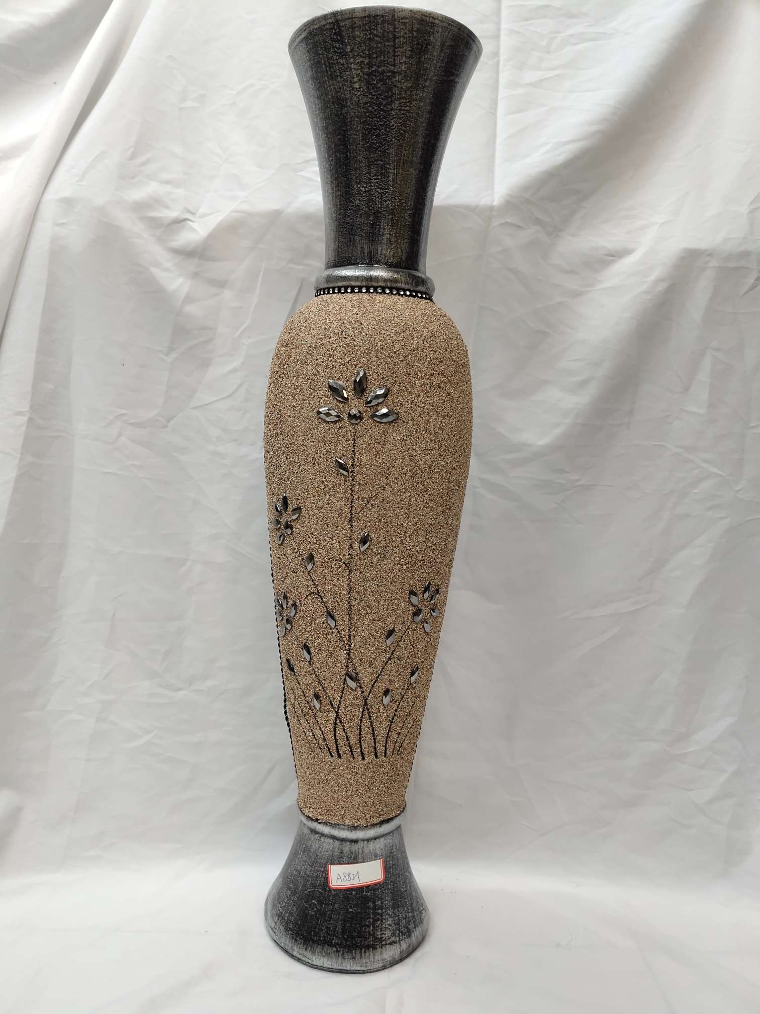 The sandblasted vase density board touches the ground