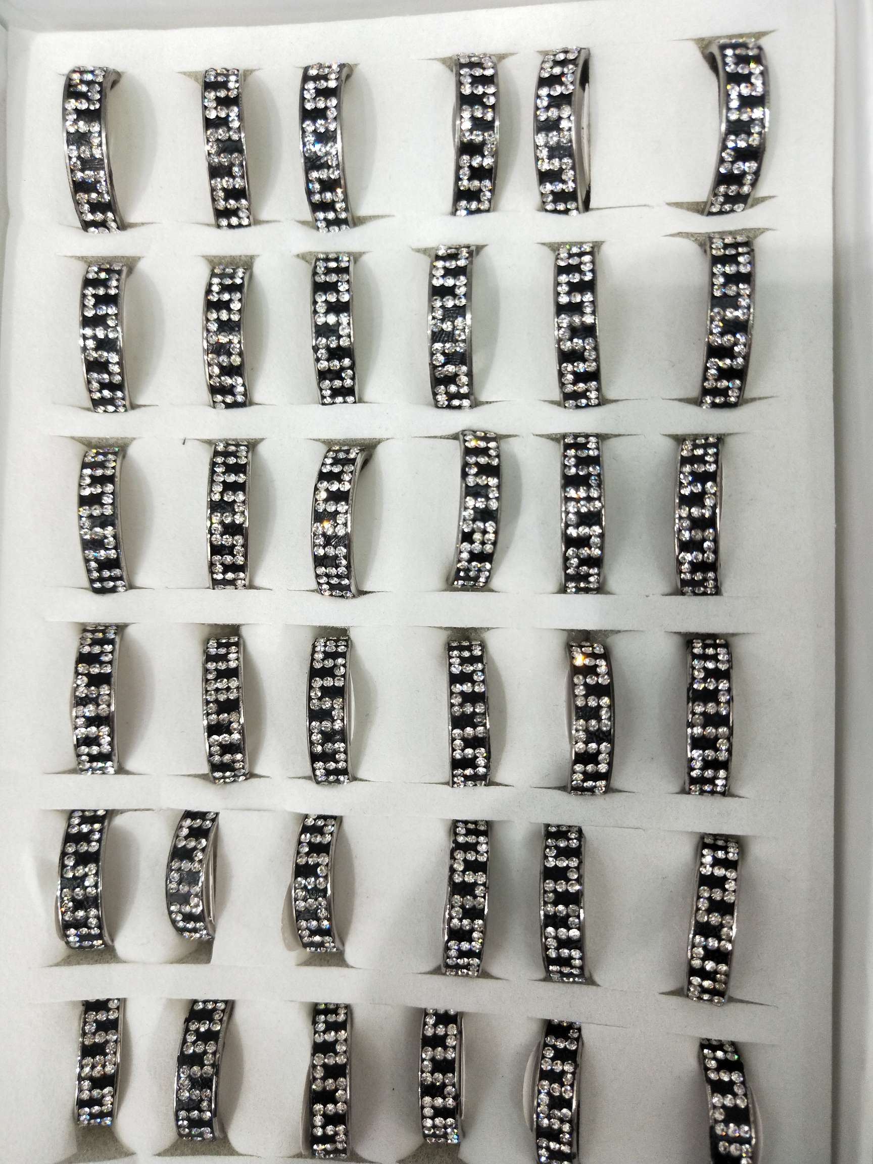 Mud wall black and white ring thumbnail
