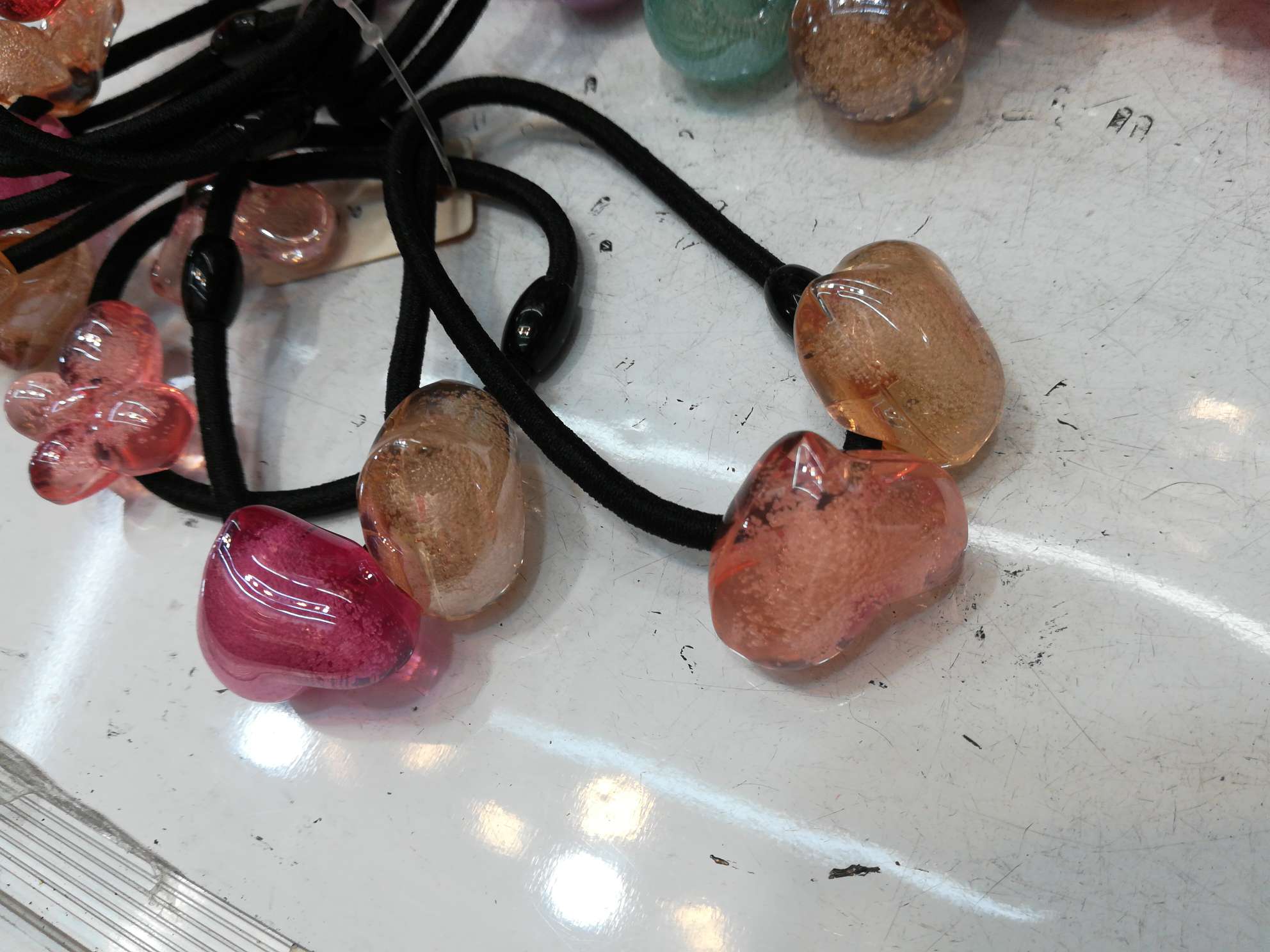 中小号汽泡珠，园珠，五星，桃心， 蝴蝶，方块，领节白底实物图