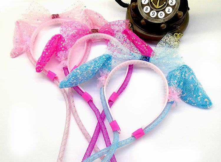 The New Year's heart-shaped hair band with luminous lights, the popular rabbit ears, will move and make sounds when pinched. The same style of sequined mesh new hair accessory undefined