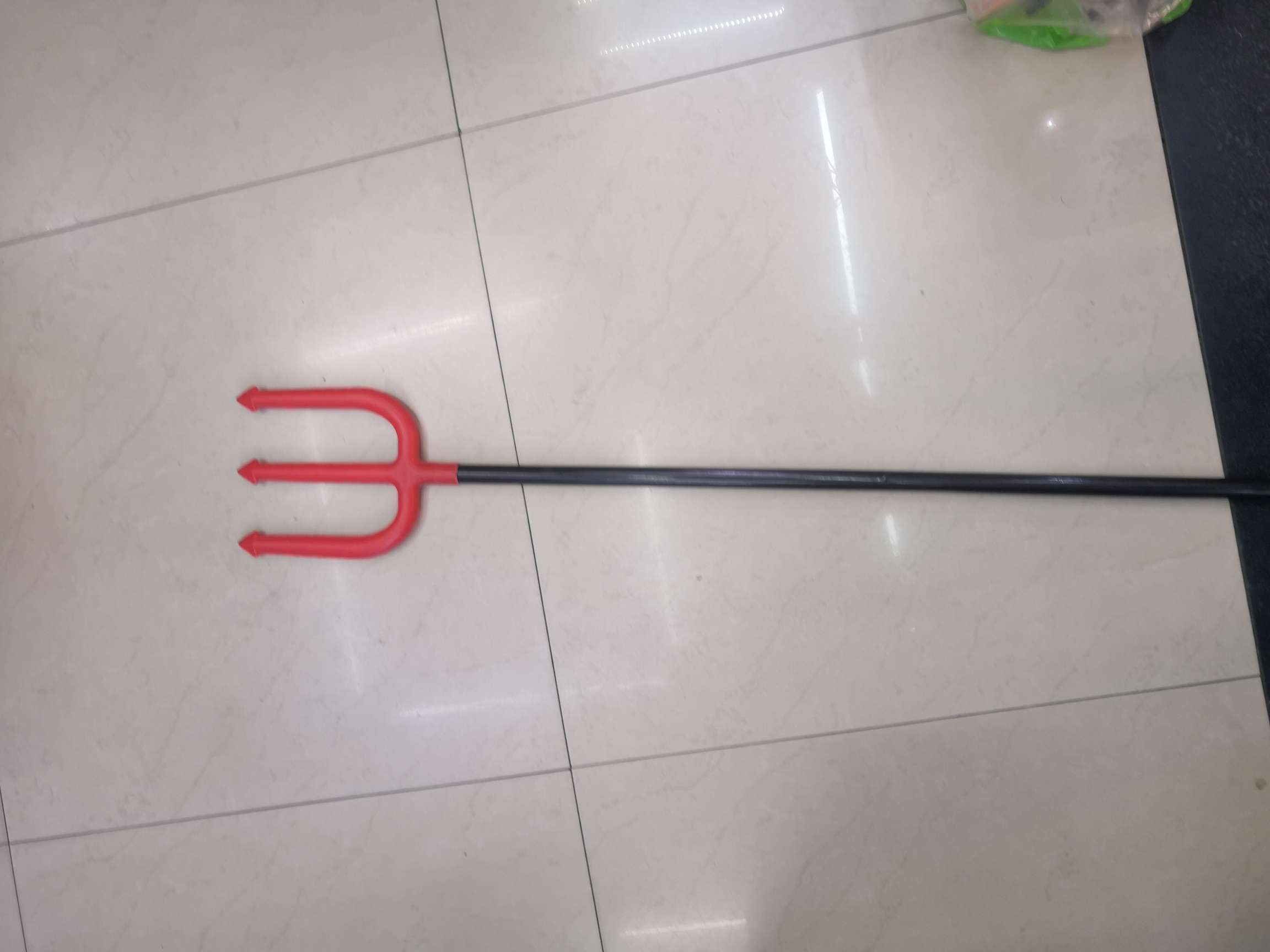 Wholesale of red three-pronged toy guns, plastic toys, role-playing toys and props