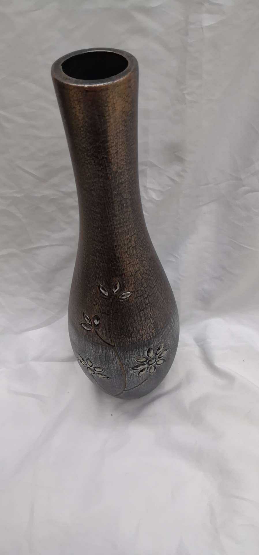 Home decoration with diamond-encrusted density board vases