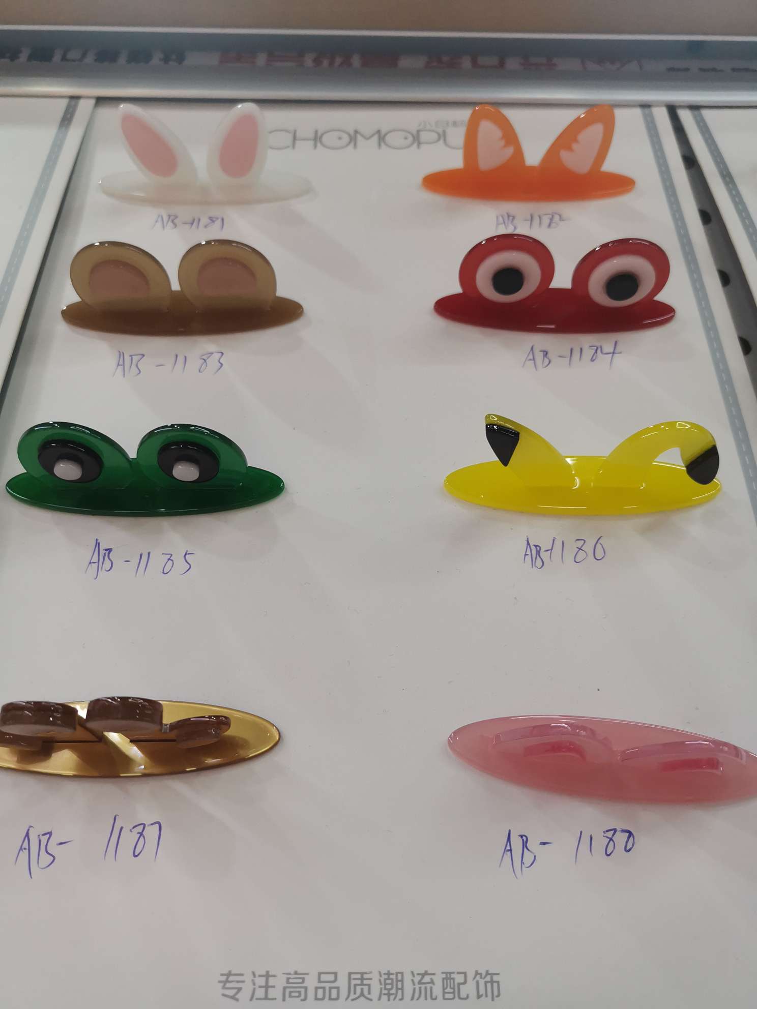 The popular online acrylic jewelry accessories are pieced together in a three-dimensional cartoon style