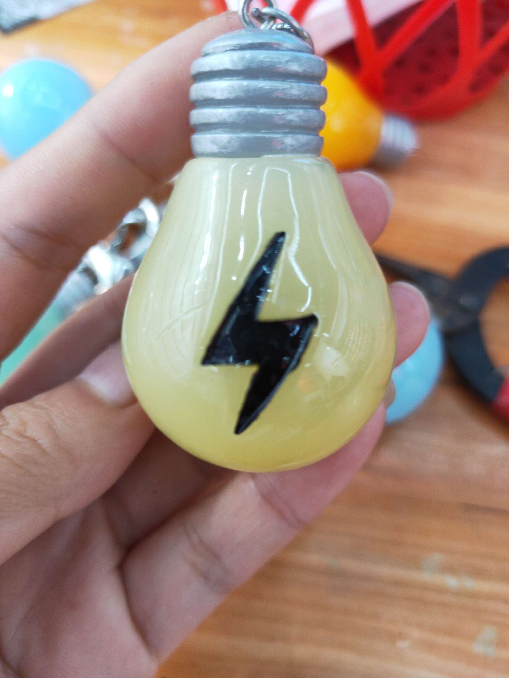 Simulated Bulb 💡💡💡 Flashing Effect Of Resin Key Chain Pendant Accessories details Picture