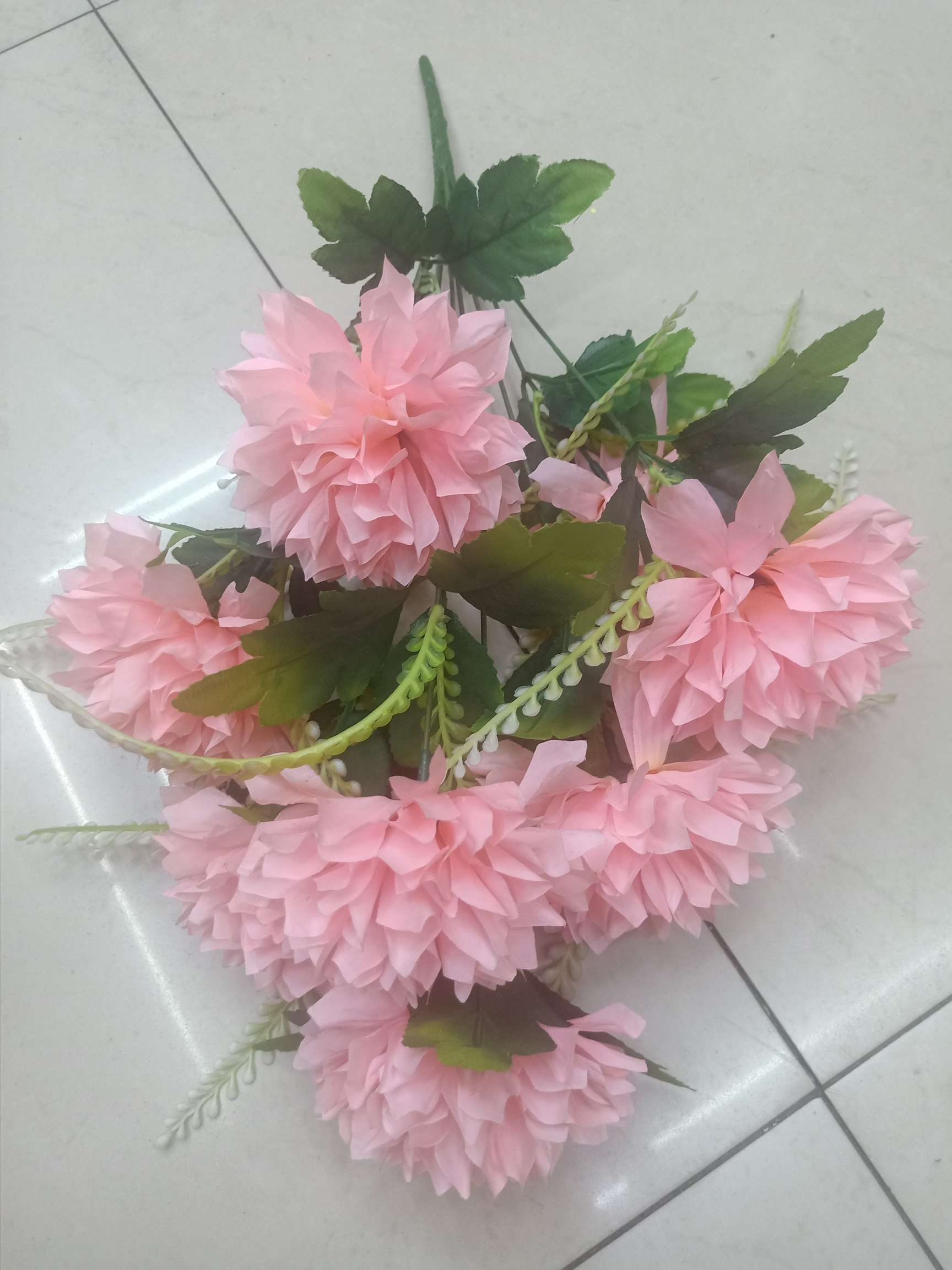 Artificial flowers, fake flowers, decorative flowers, and curling chrysanthemums