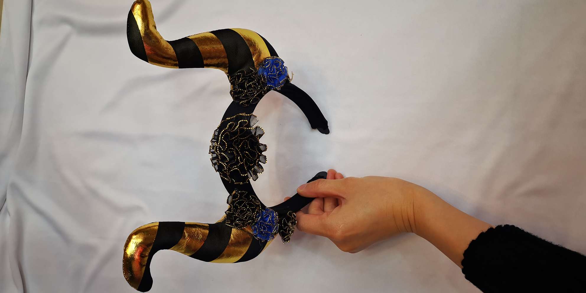 The Halloween Carnival hairband is gold-embossed and features a two-color horn hairband with floral patterns Specification image