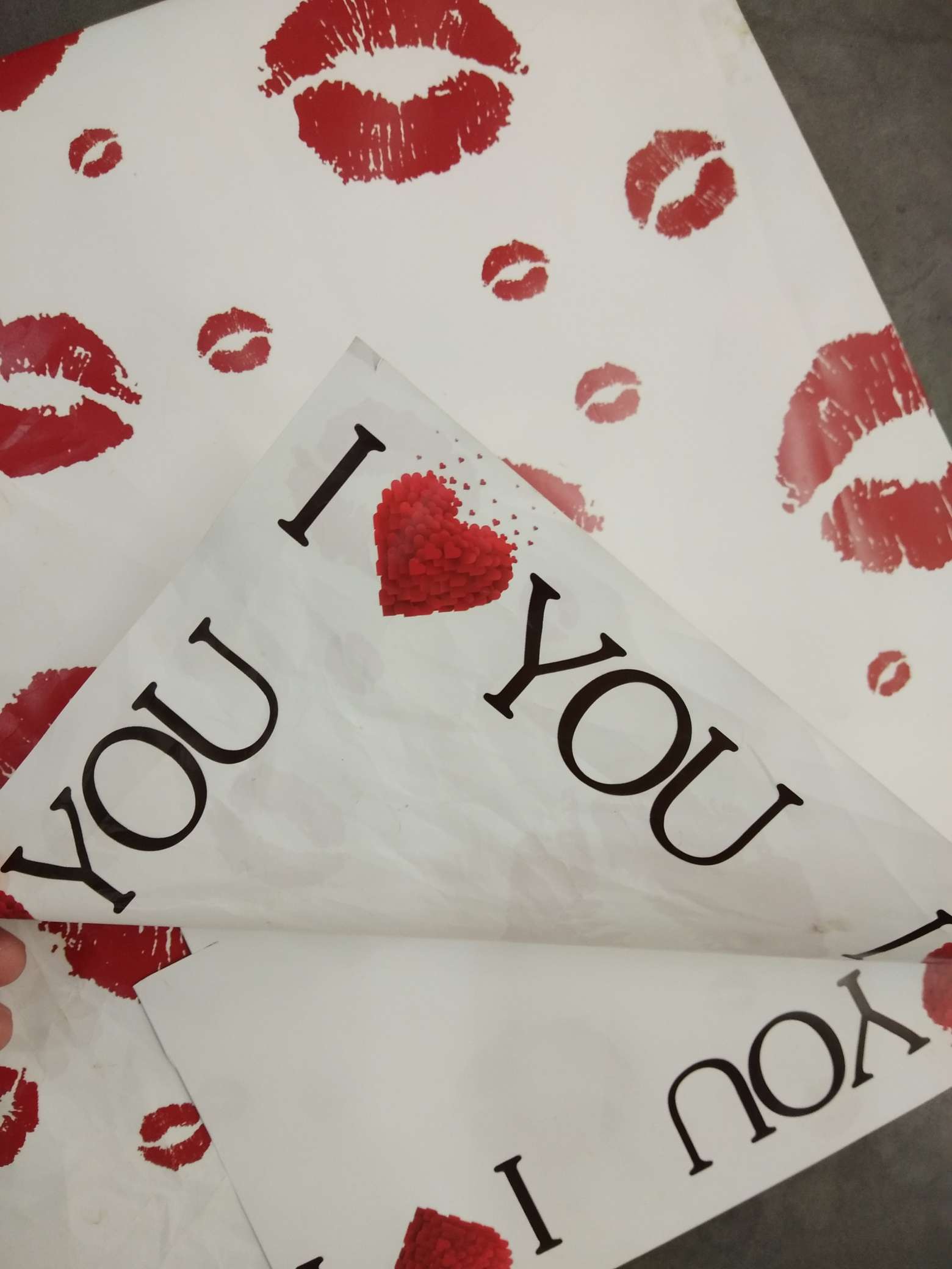 Red lip wrapping with flower paper and fresh flower packaging