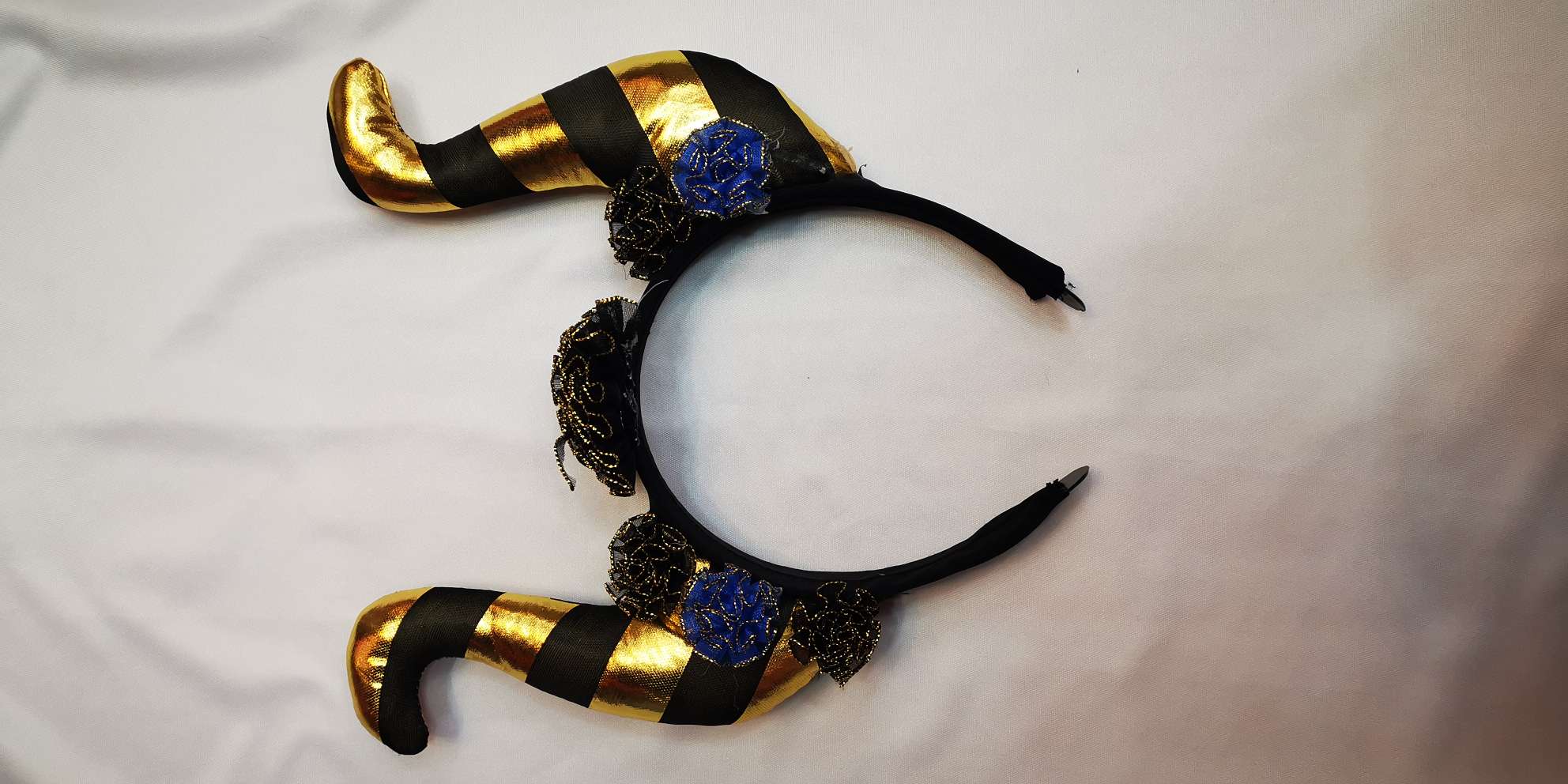 The Halloween Carnival hairband is gold-embossed and features a two-color horn hairband with floral patterns Application Scenario