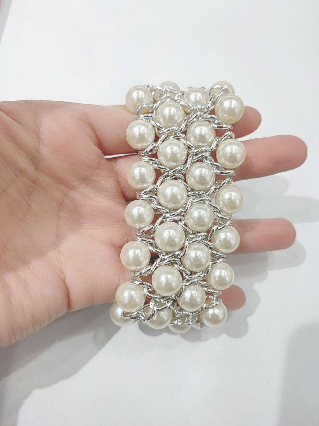 وخط بسيط هو عبارة عن نسخة جديدة من سوار اللؤلؤ مصنوع من الحبال اليدوية