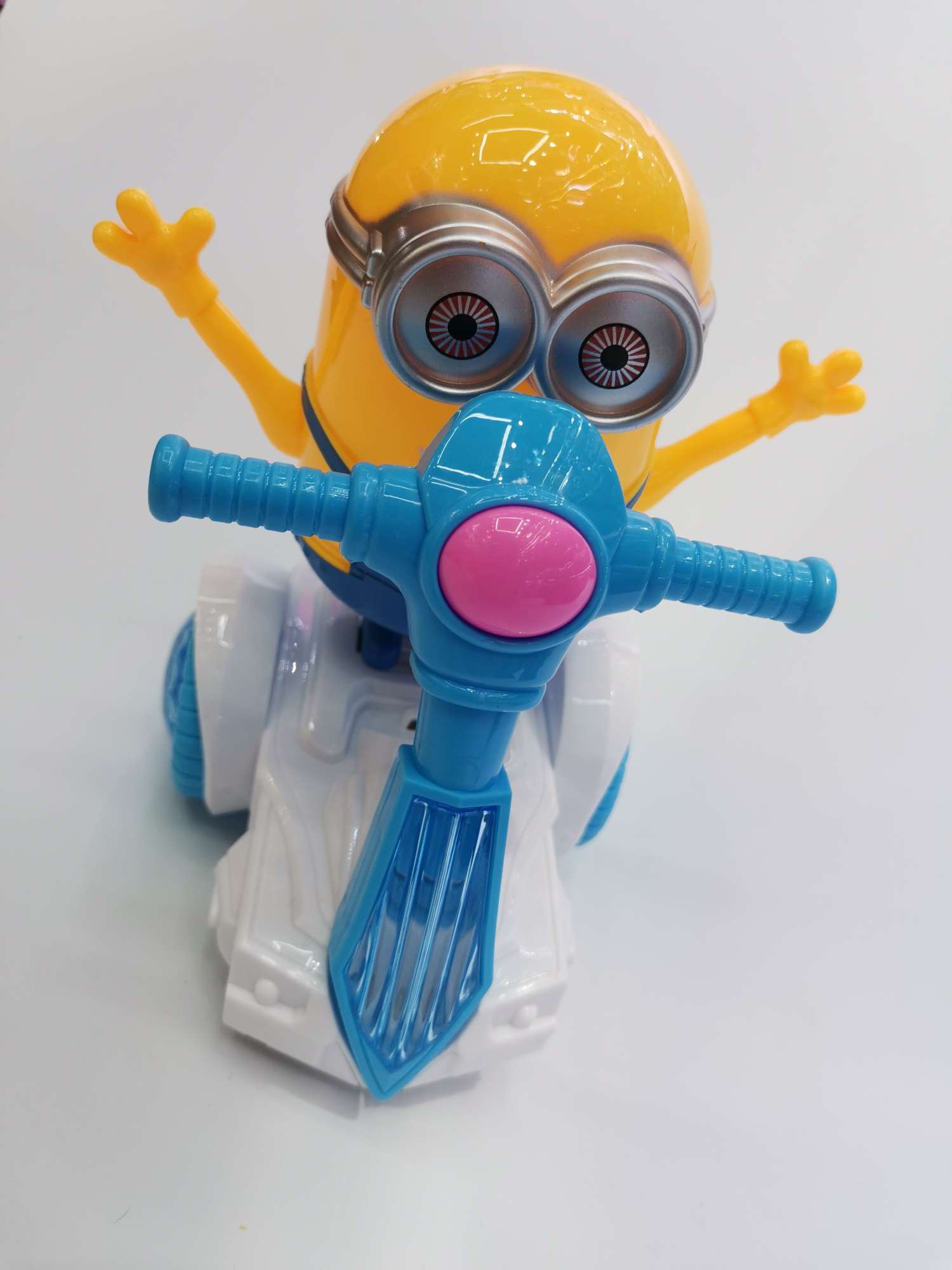 电动万向三轮车小黄人108个/箱