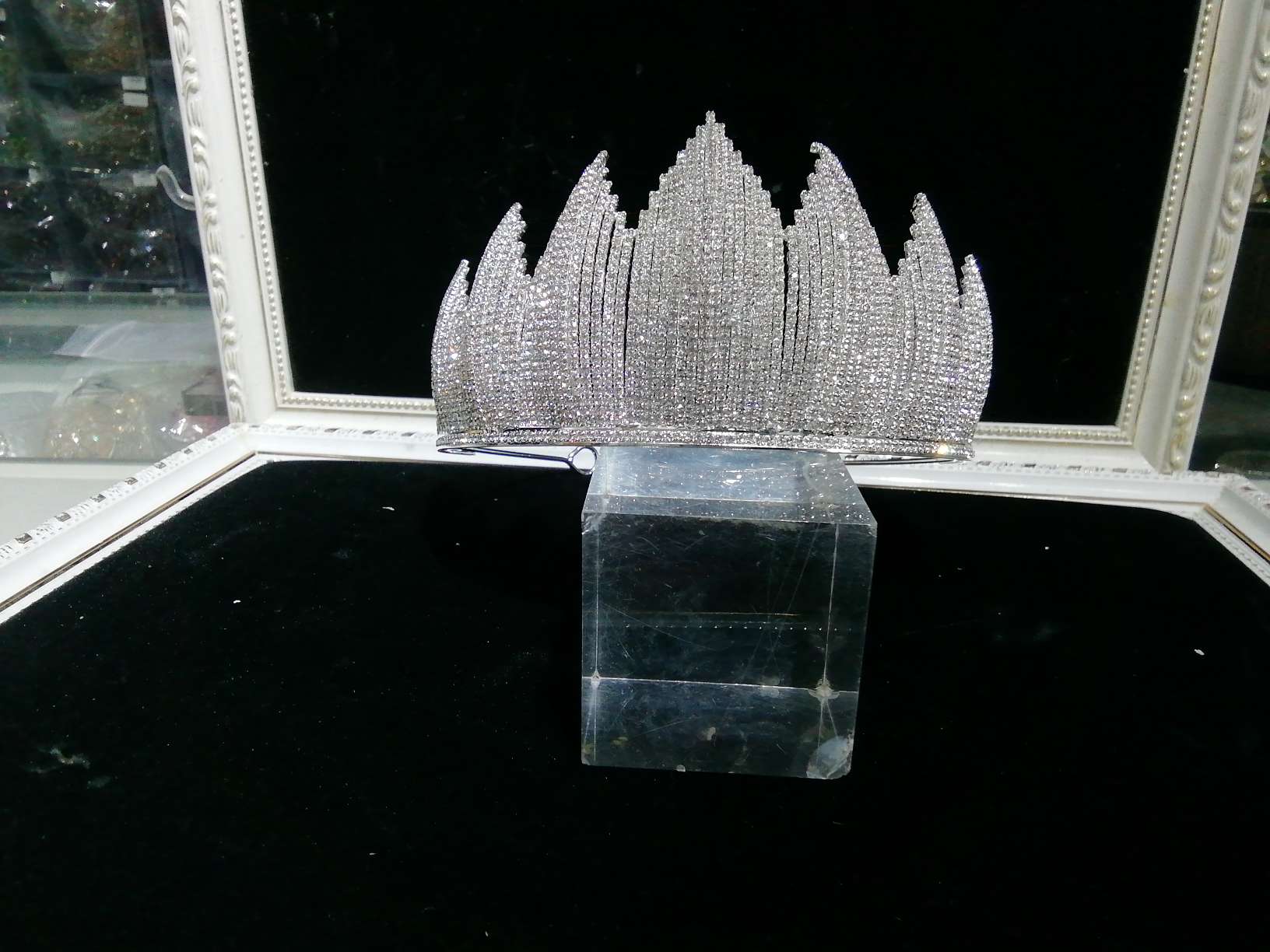A claw chain crown with full diamonds and a half crown, a wedding crown with full diamonds for the bride