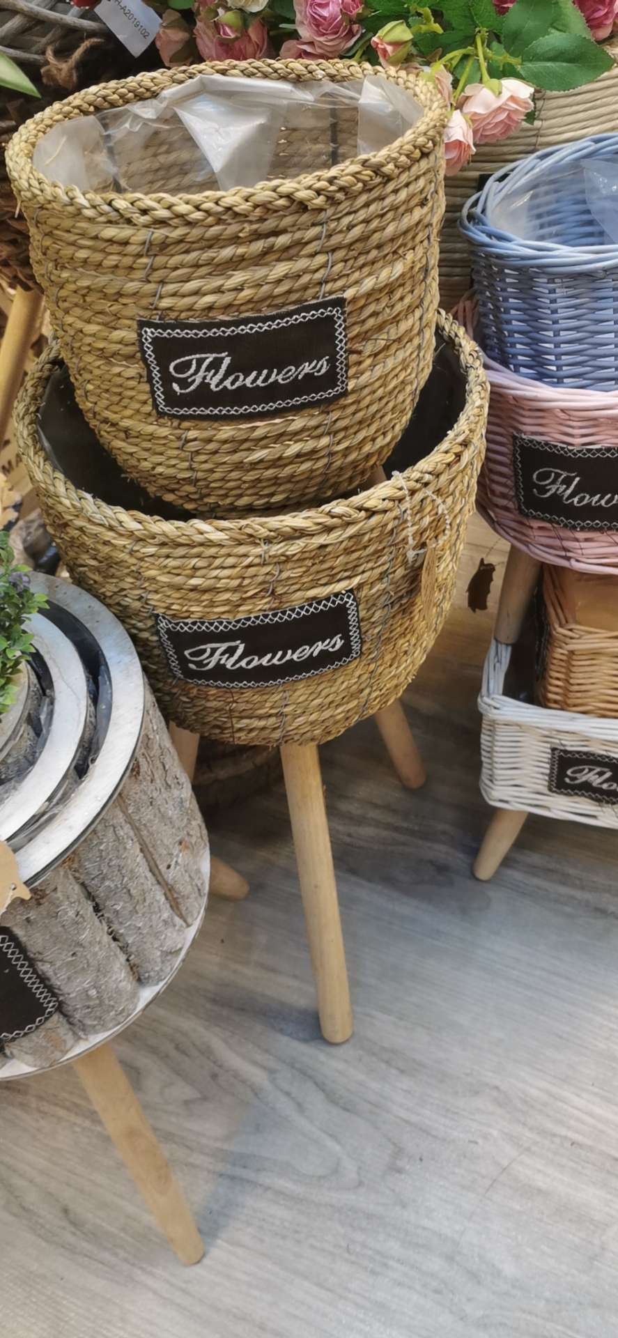 Straw-woven flower baskets with wooden legs, flowerpots, woven flower baskets with two flowerpots