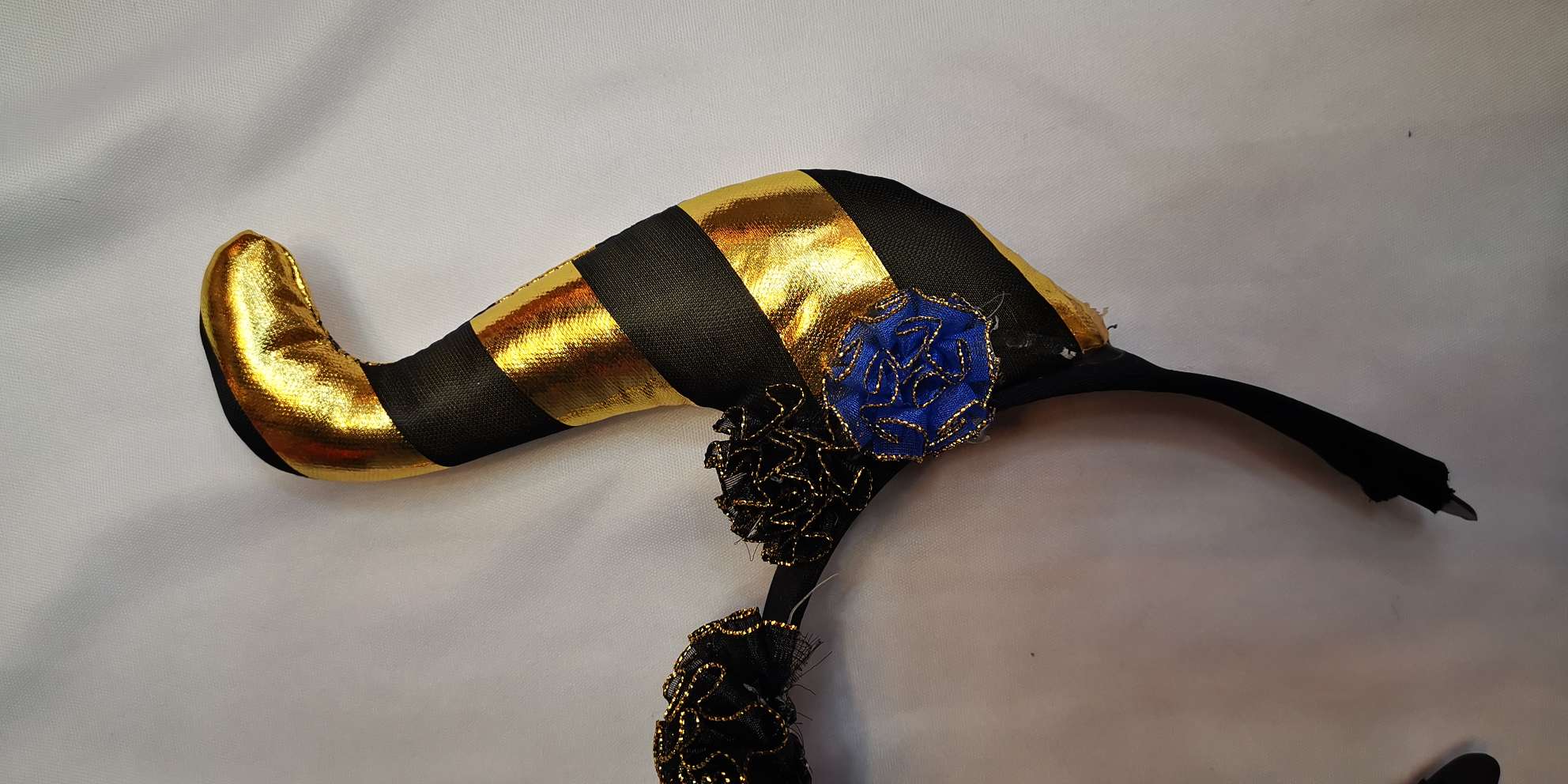 The Halloween Carnival hairband is gold-embossed and features a two-color horn hairband with floral patterns details Picture