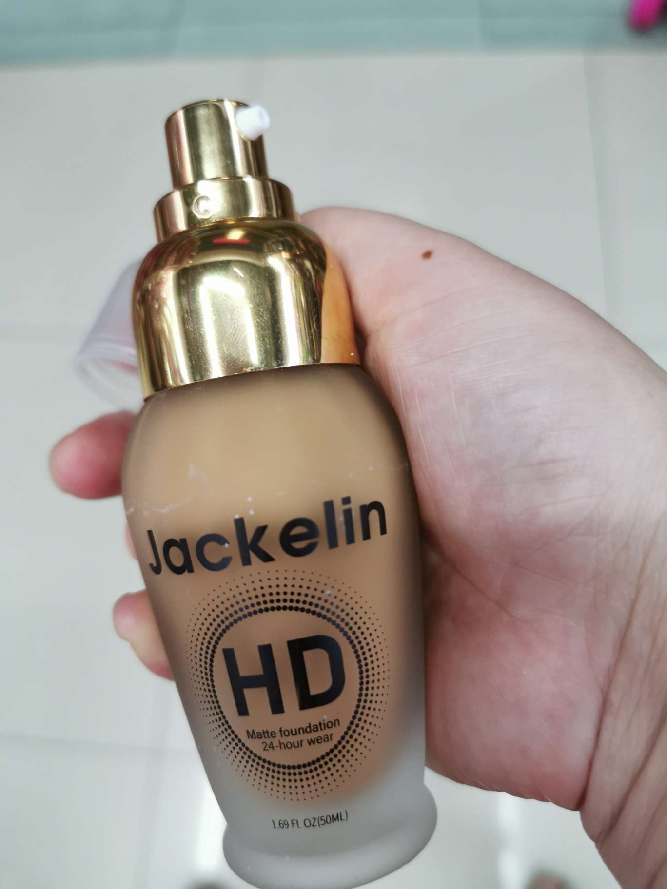 F821 Mousse bottle Dark-colored foundation Facial makeup Application Scenario