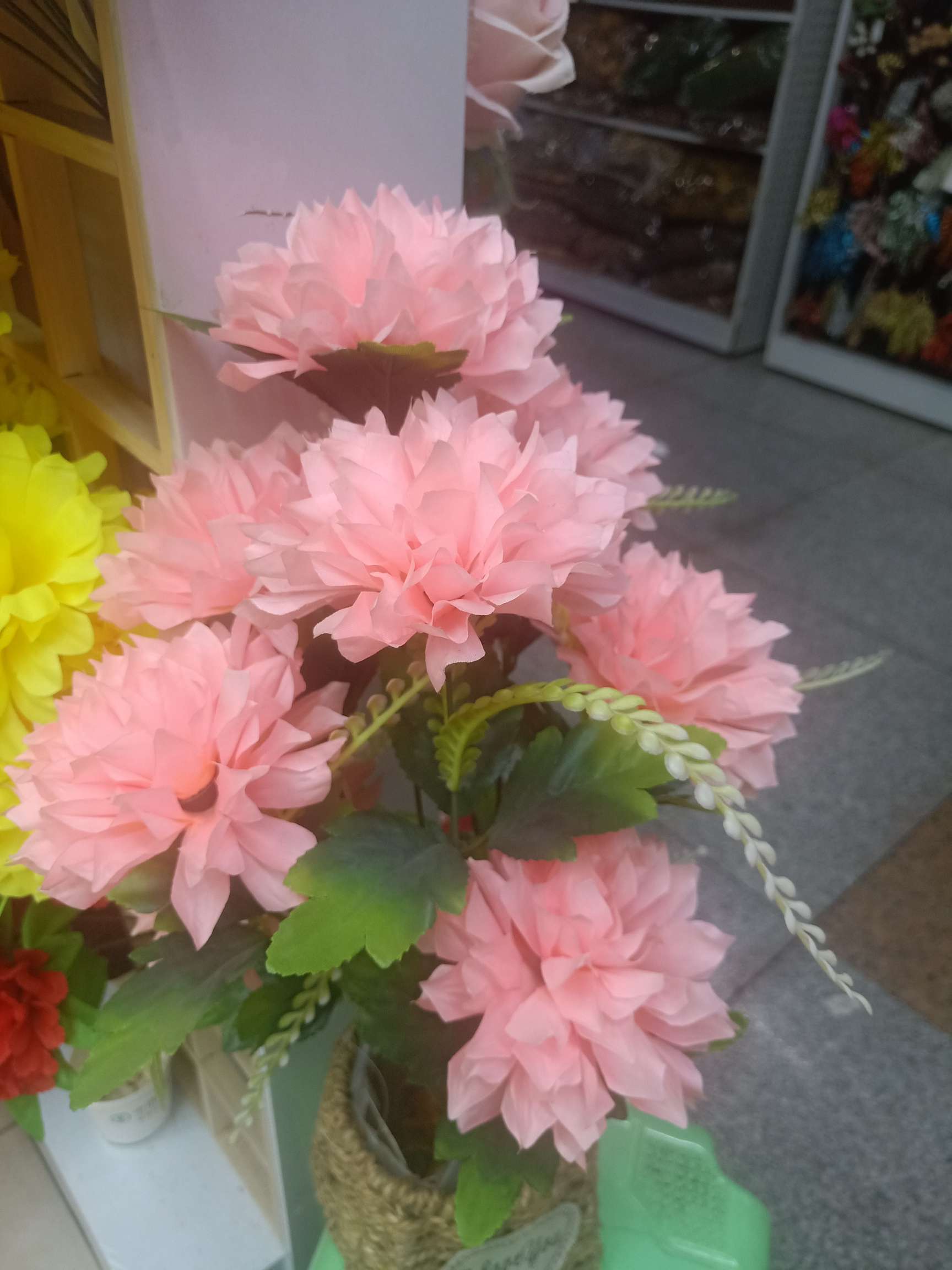 Artificial flowers, fake flowers, decorative flowers, and curling chrysanthemums details Picture