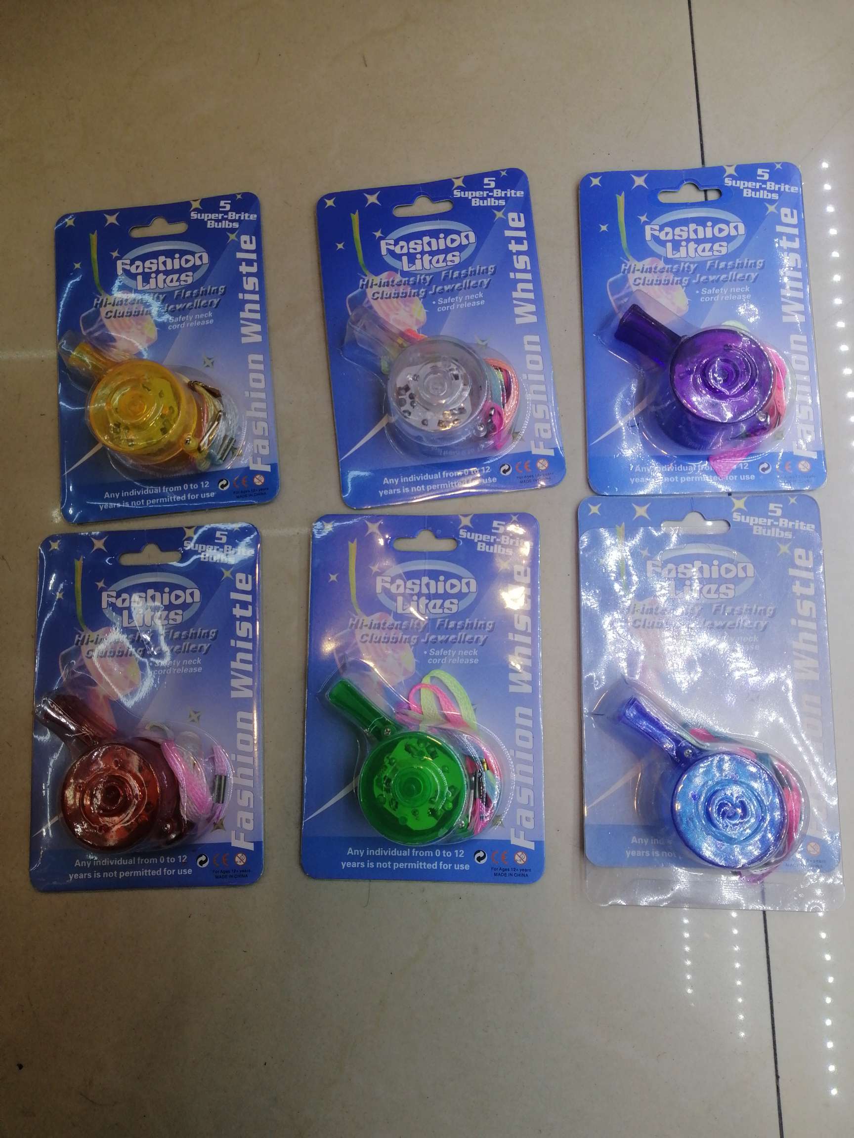 大量发光三灯口哨，6色齐全，响亮声音，有吸卡包装，还可以OPP袋子包装，适合外贸产品