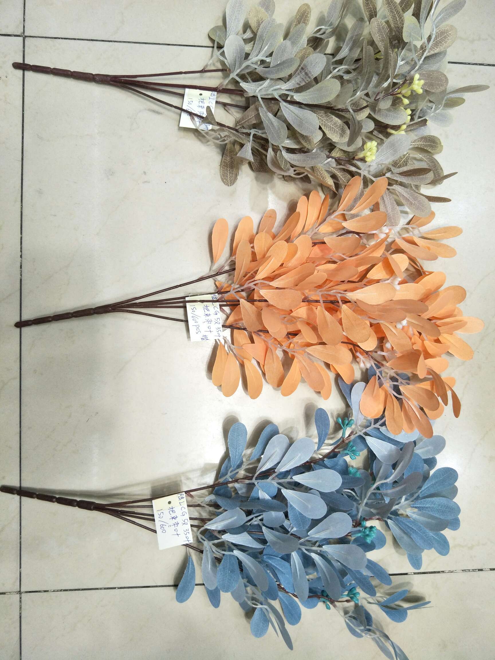Bunches of jujube leaves with 5 forks thumbnail