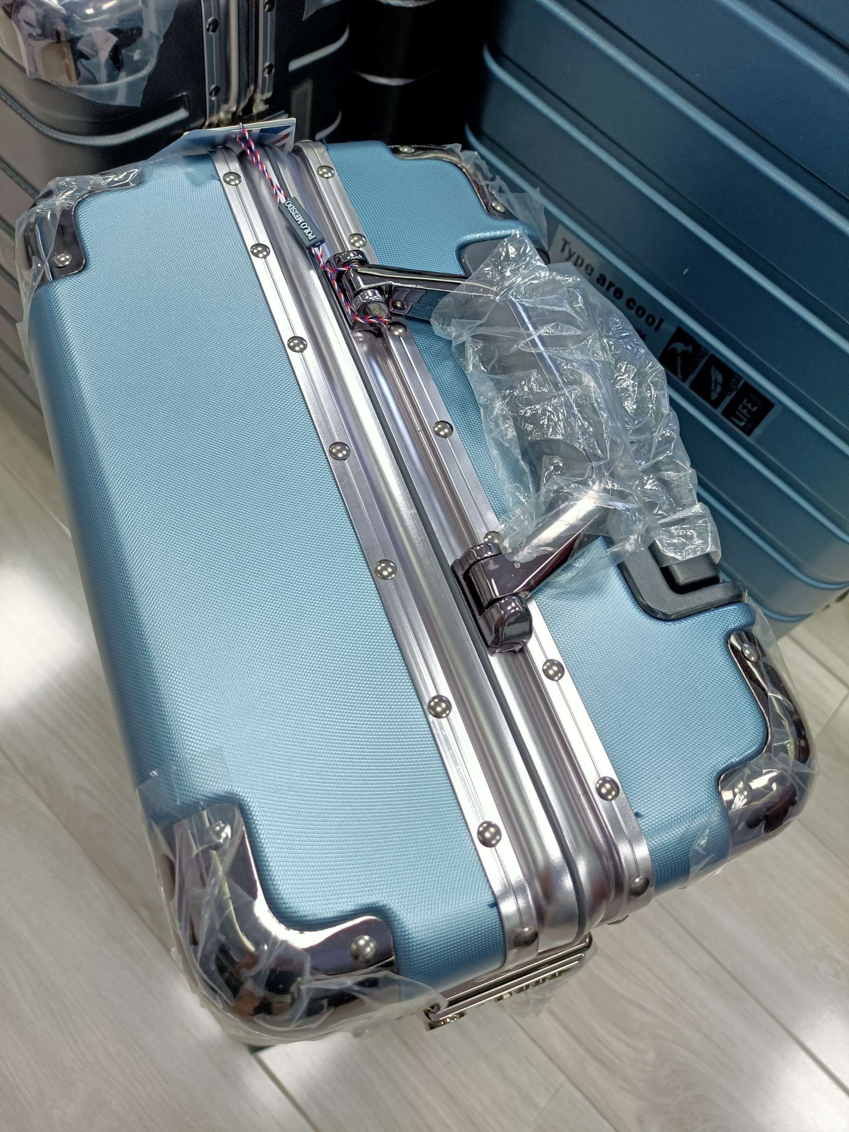 行李箱 登机箱 旅行箱白底实物图