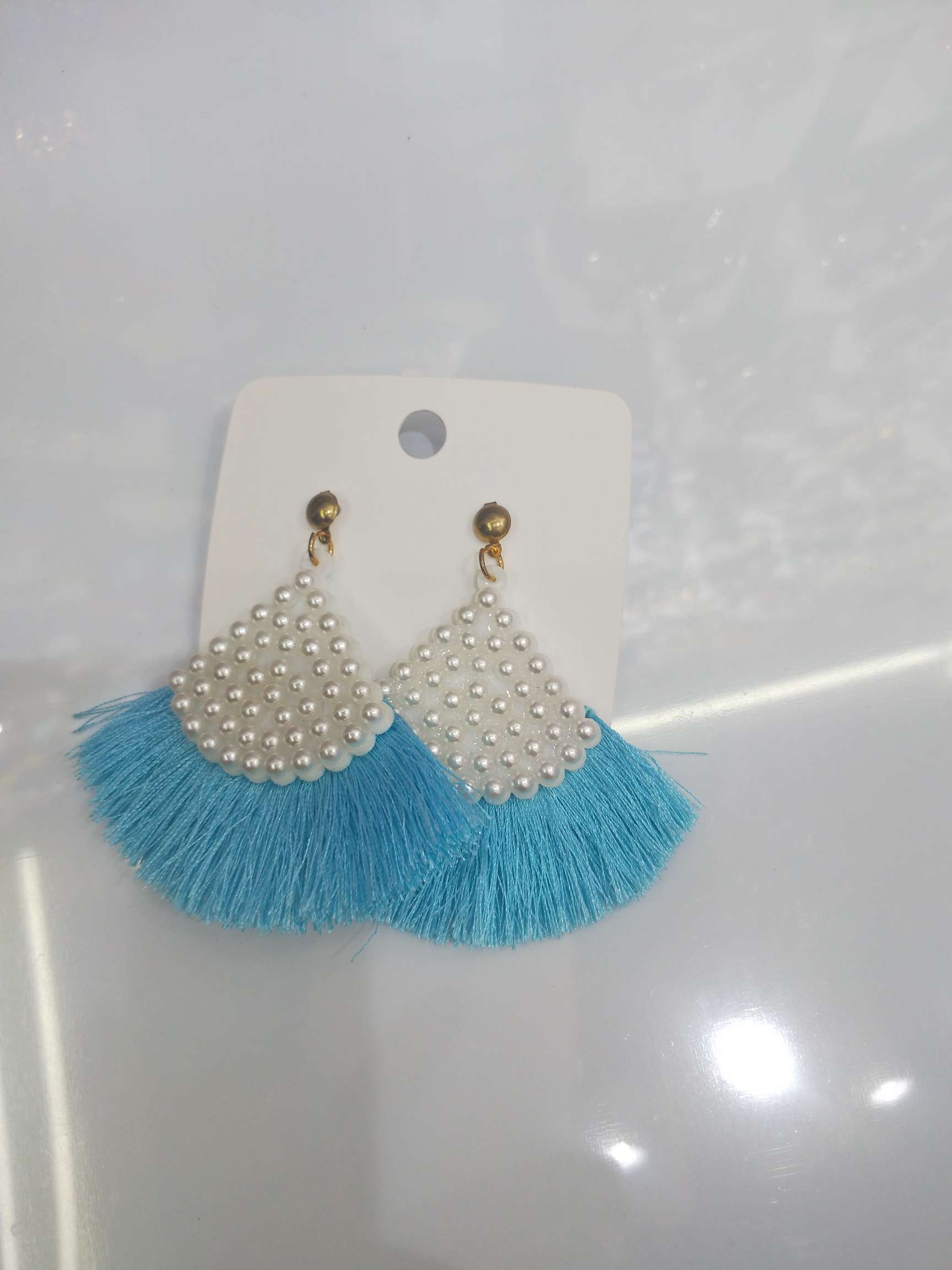Fan-shaped fringed pearl earrings
The network hot style.
Eight colors. thumbnail