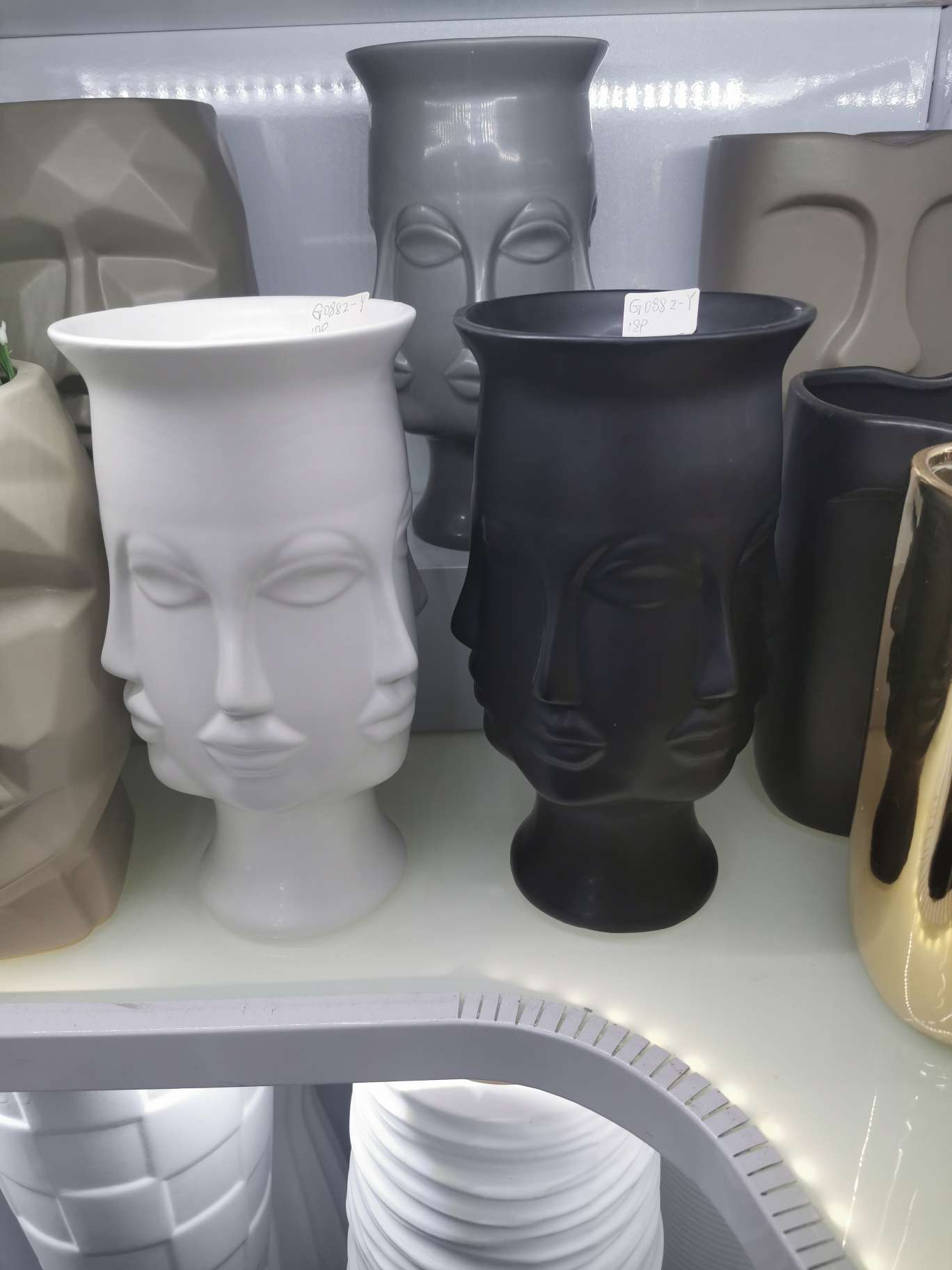 Both wholesale and retail of face-shaped vase handicrafts and decorative items are available. 1 Specification image