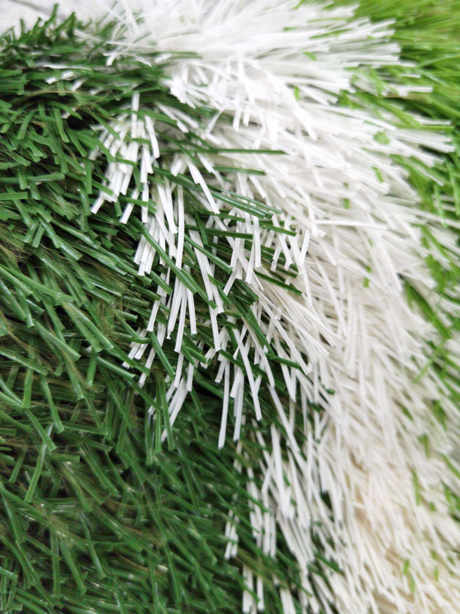 Football grass, sports grass, artificial turf, simulated turf, sports grass, landscape grass, engineering fence grass, school, kindergarten playground, hotel, club grass, wedding PE details Picture