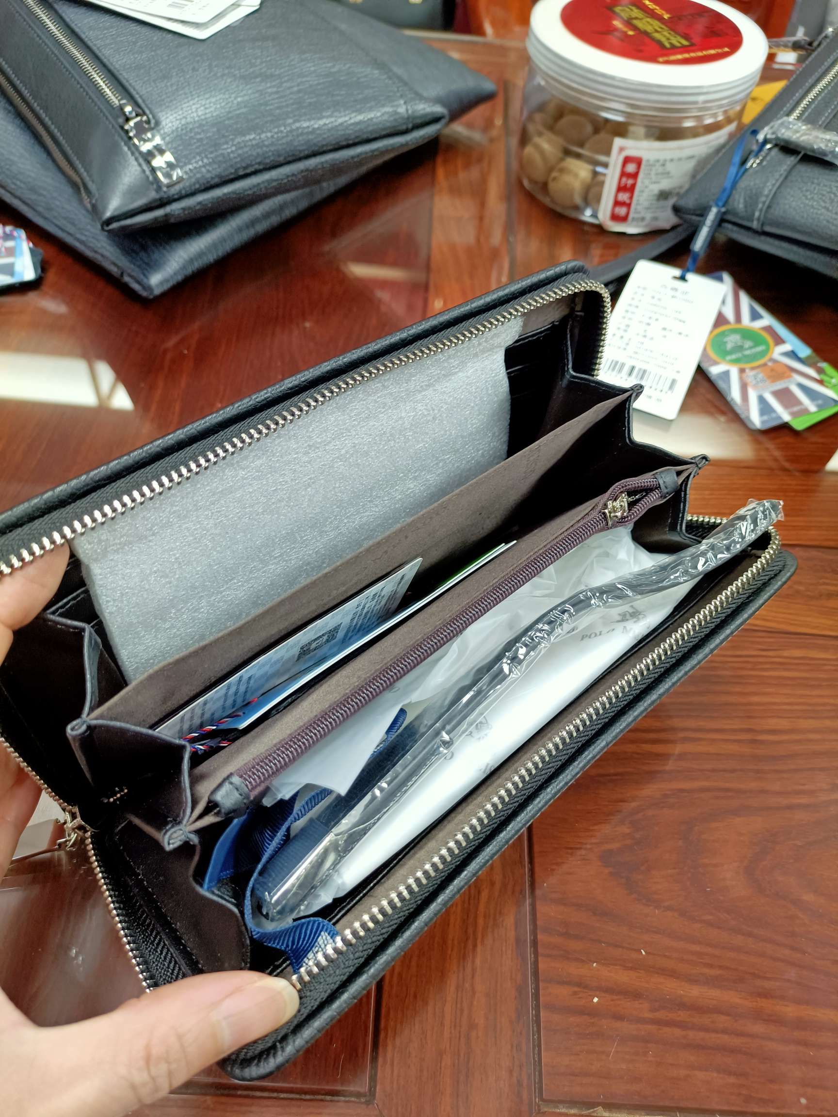 British Paul men's handbag, men's clutch bag Application Scenario
