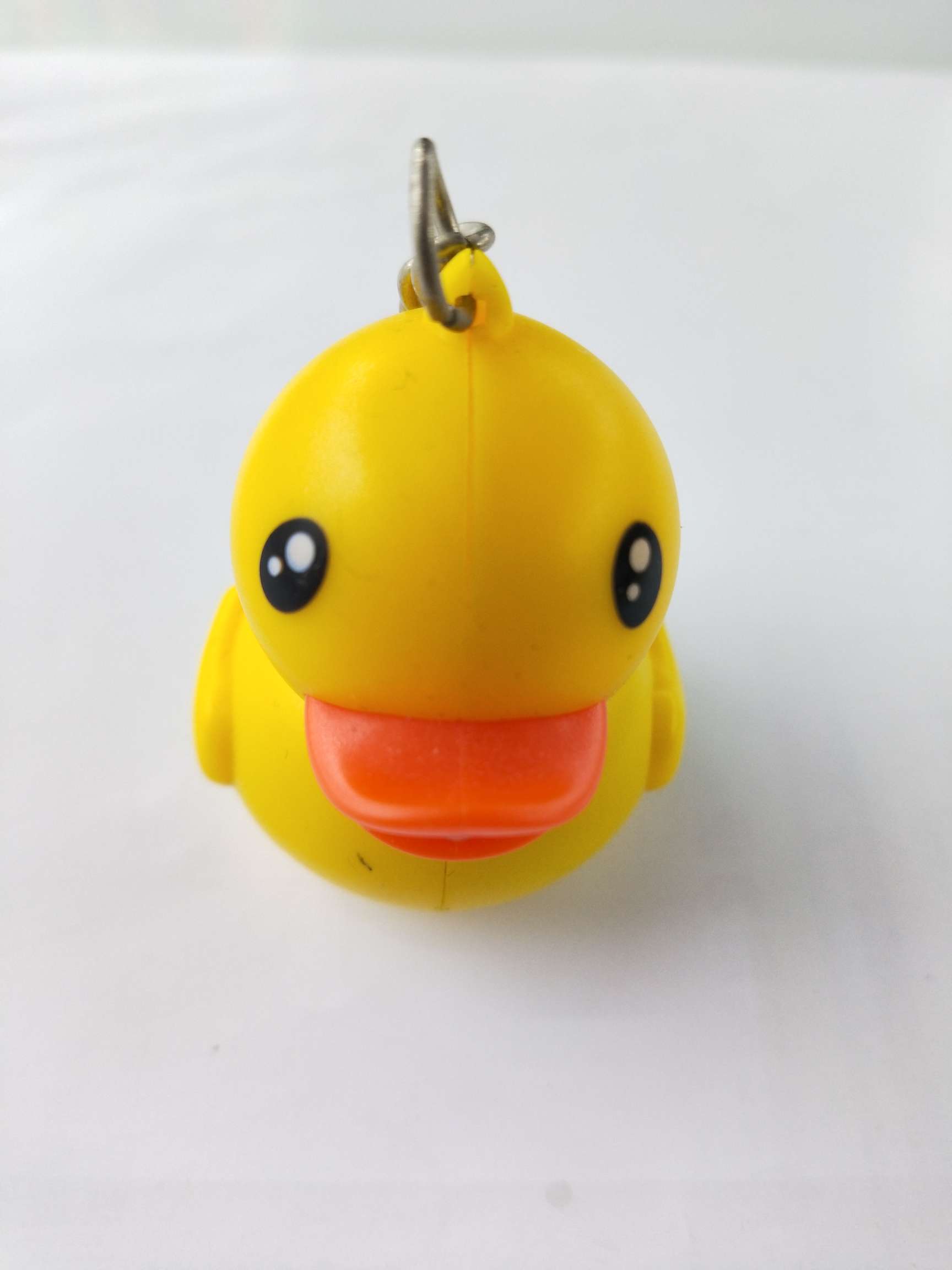 Wholesale of Jianqing Electronic LED Duck Light-emitting and sound-making keychains, pendants and accessories 01
