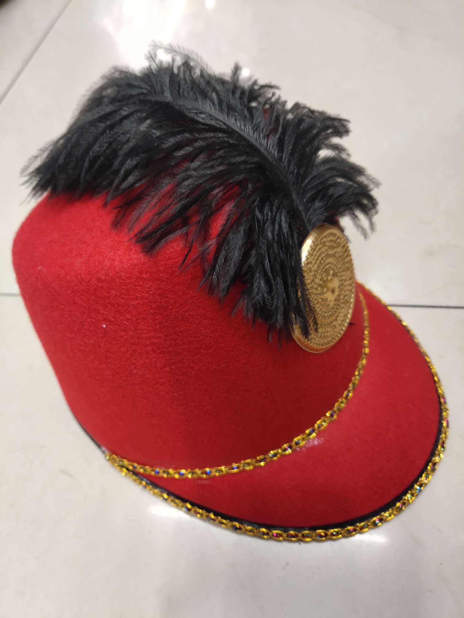 迎宾帽红色帽子黑色羽毛装饰多色