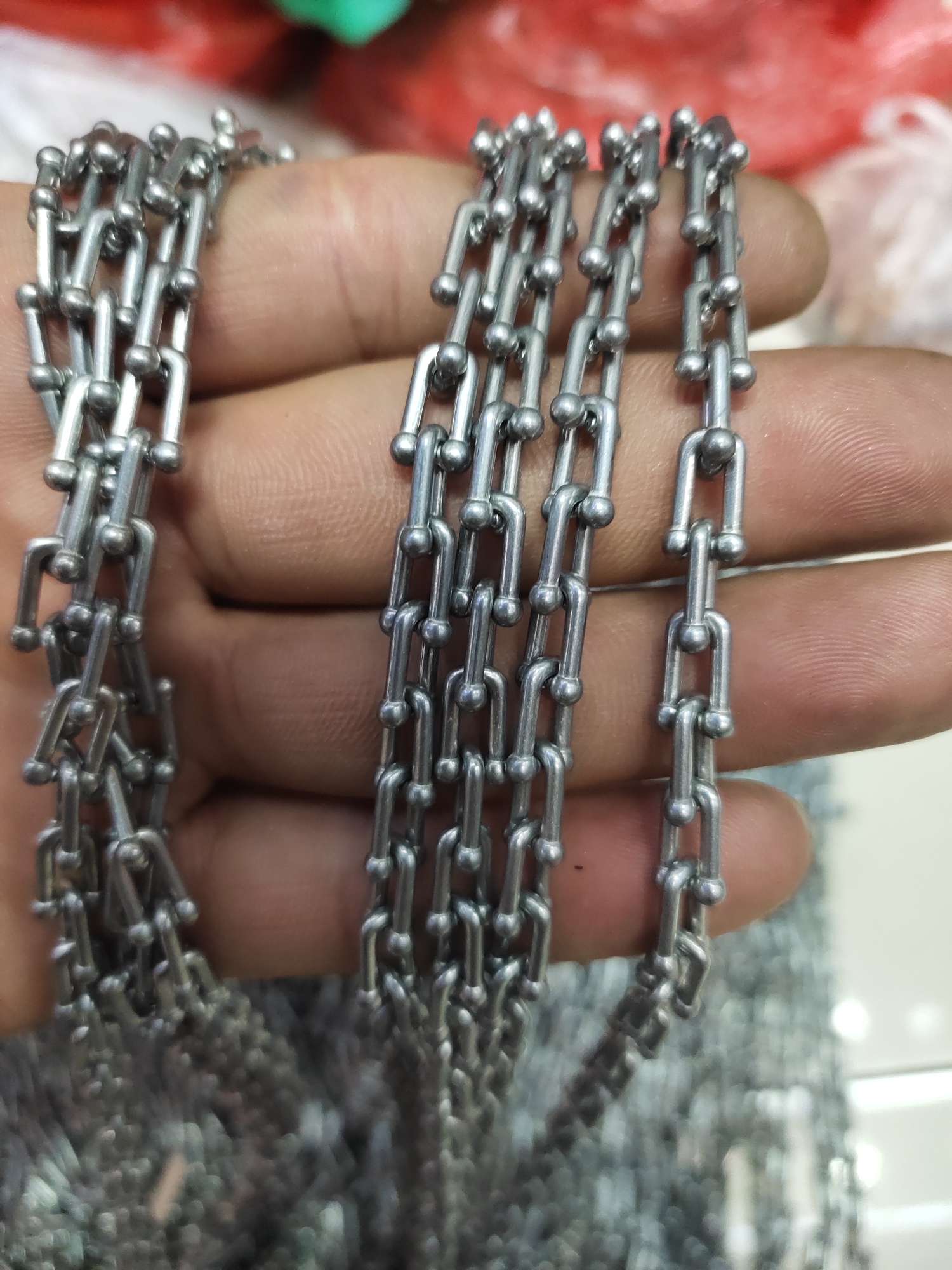 U-shaped alloy hand chain thumbnail