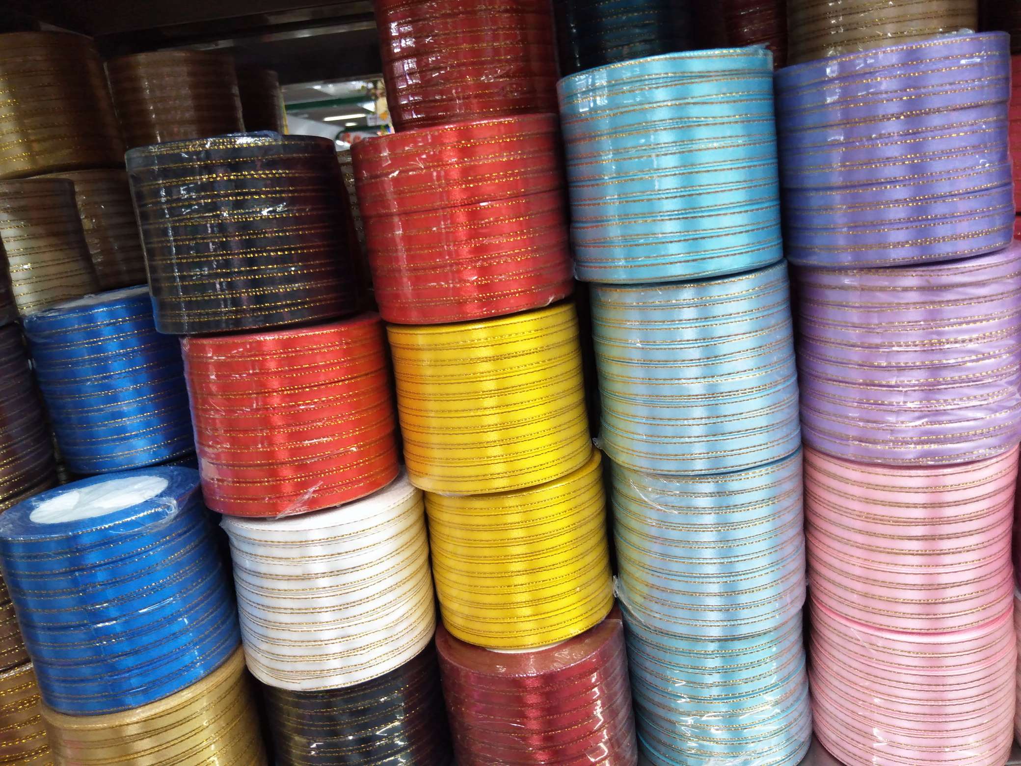 0.6cm gold-edge satin ribbon, 2-inch gold-edge satin ribbon, multiple colors available, factory direct sales, multi-purpose gift packaging tape, wedding candy box, cake gift box, bouquet binding tape, gold-edge ribbon, polyester colored satin ribbon Application Scenario