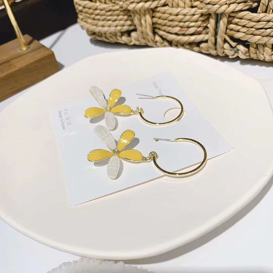 The 2020 new earhook style flower earrings feature a niche design and a long, individual, and high-end look. They are Korean earrings available in two colors details Picture