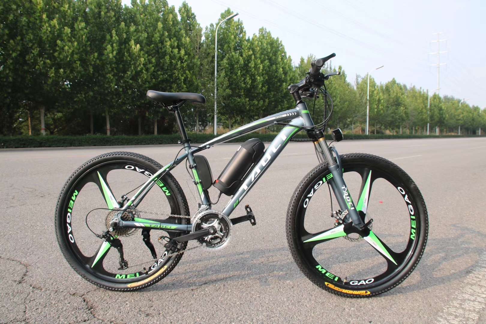 铝合金锂电池电动车山地车自行车白底实物图