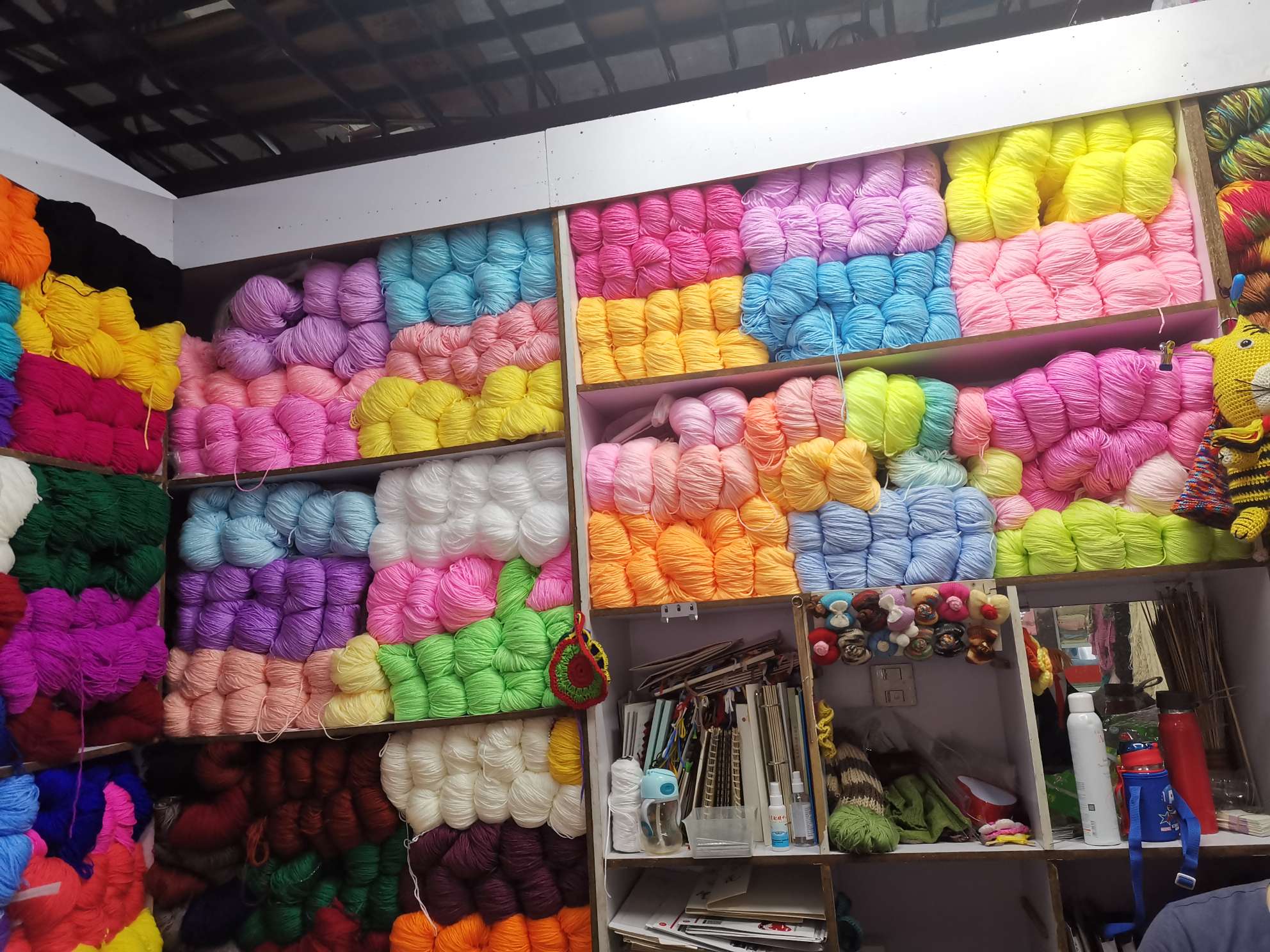 Factory direct sales of 4 strands of medium-thick acrylic yarn, spring candy-colored yarn in stock, half a jin each Item Picture
