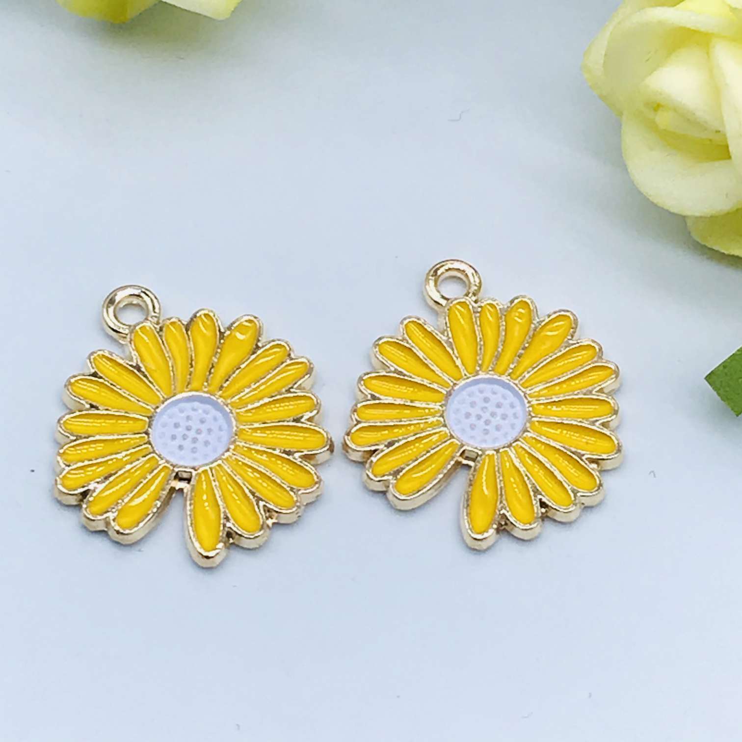 DIY jewelry accessories, alloy, fresh and unique, small Daisy bracelet, necklace, clothing, bag, keychain accessories Application Scenario