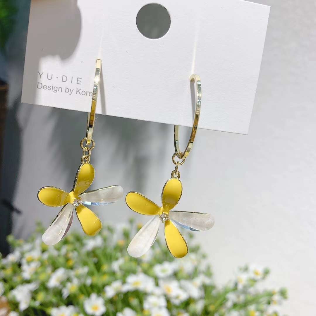 The 2020 new earhook style flower earrings feature a niche design and a long, individual, and high-end look. They are Korean earrings available in two colors Specification image