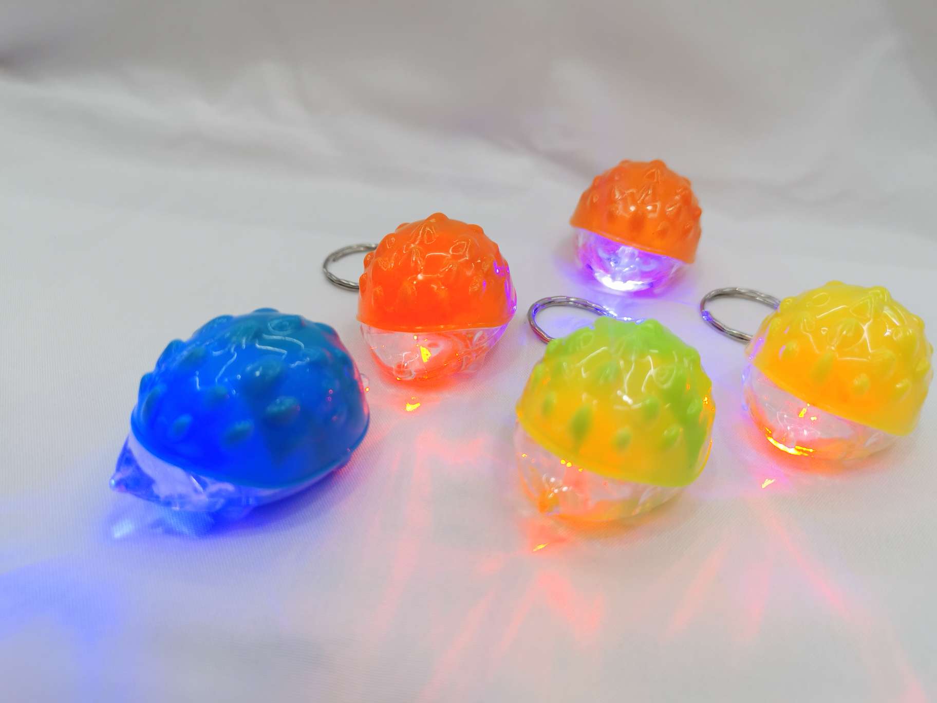 发光刺猬钥匙扣礼品灯挂件
100个一包
2000个一箱细节图