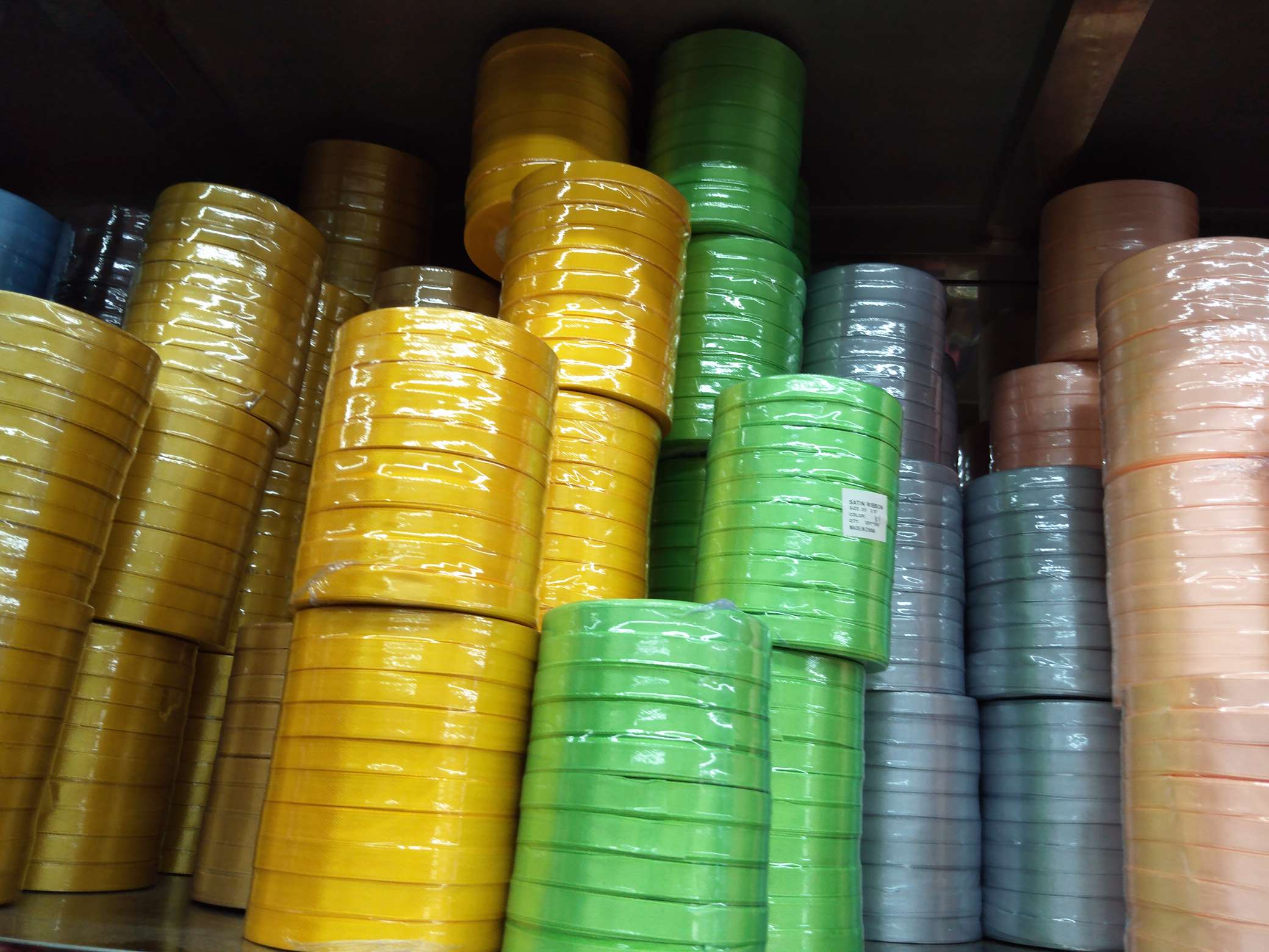 1cm wide ribbon, 3-inch ribbon, multi-color ribbon, factory direct sales, packaging gift box ribbon, environmentally friendly and high-quality ribbon, cake box packaging ribbon, gift ribbon, wedding decoration, polyester ribbon, DIY-woven ribbon Application Scenario