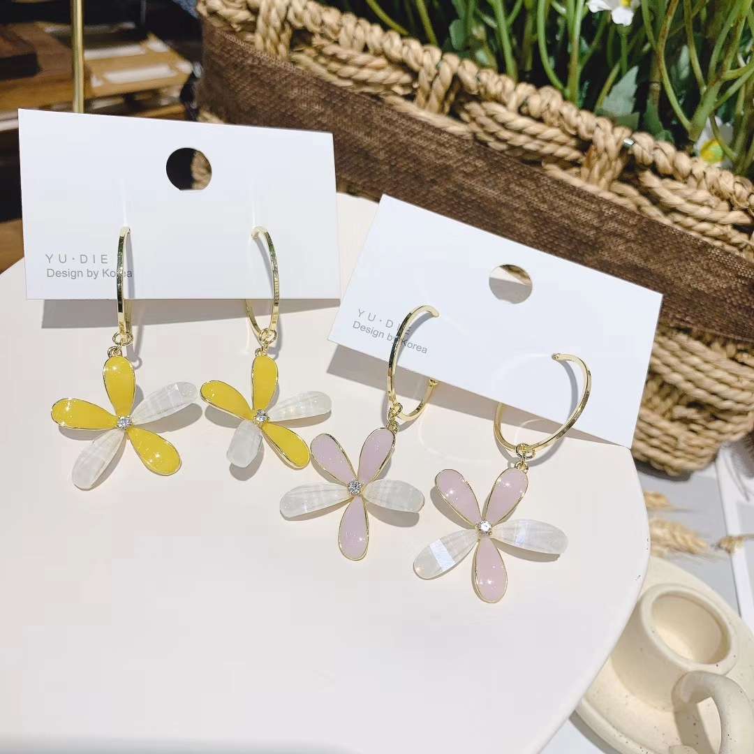 The 2020 new earhook style flower earrings feature a niche design and a long, individual, and high-end look. They are Korean earrings available in two colors undefined