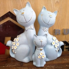 A cute cat in a family photo 34003 thumbnail