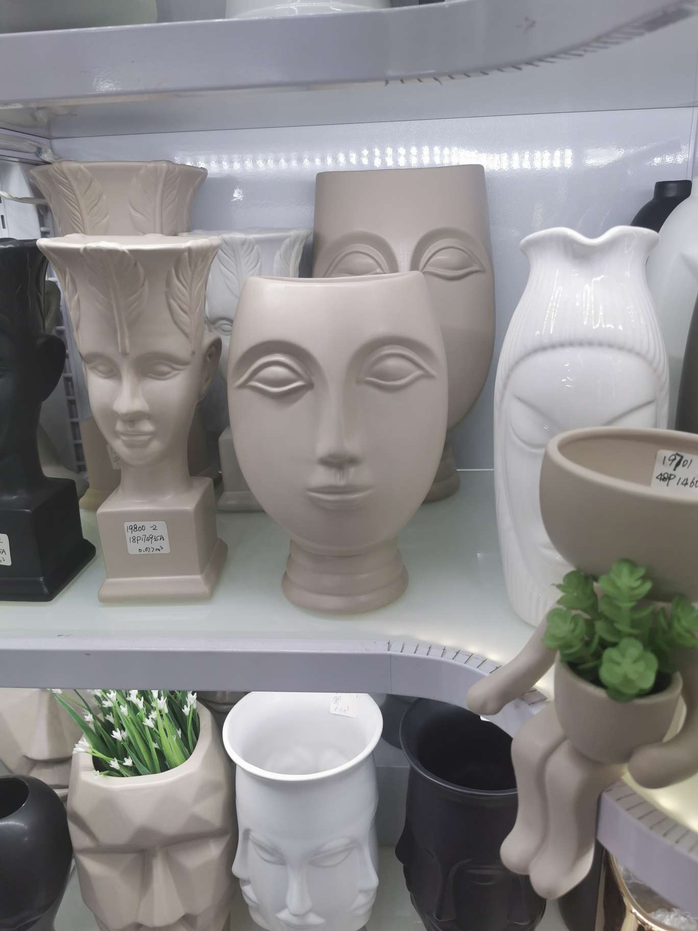 Both wholesale and retail of face-shaped vase handicrafts and decorative items are available. 1 Application Scenario