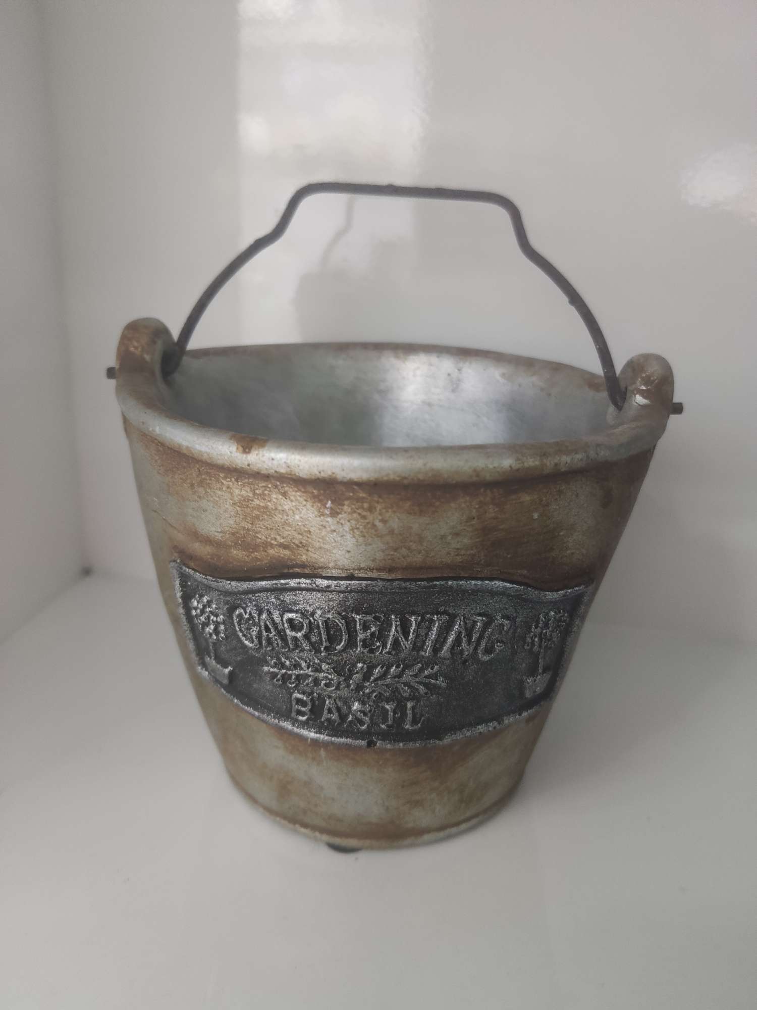 Iron bucket flowerpot