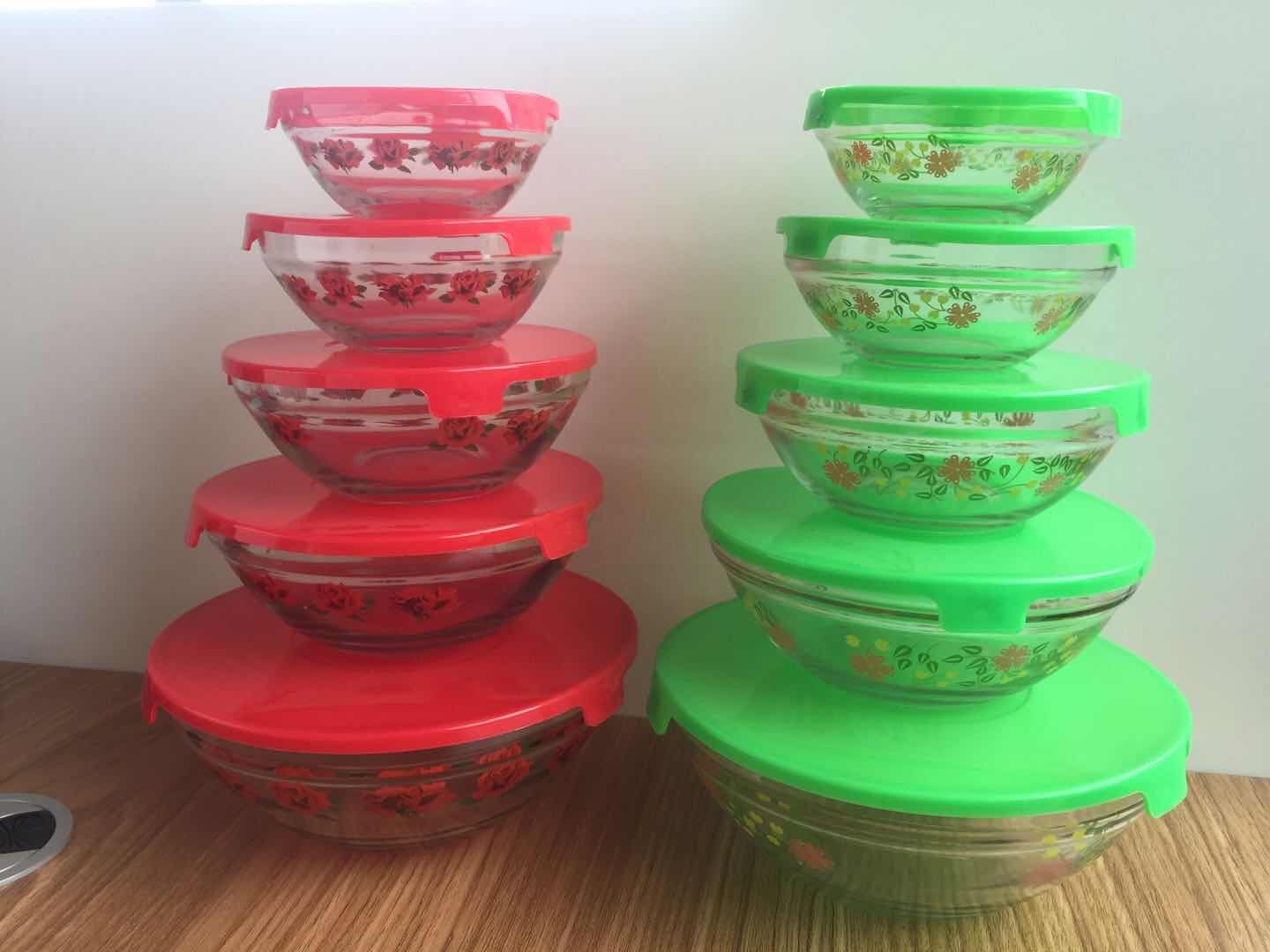 A set of 5-piece bowls.