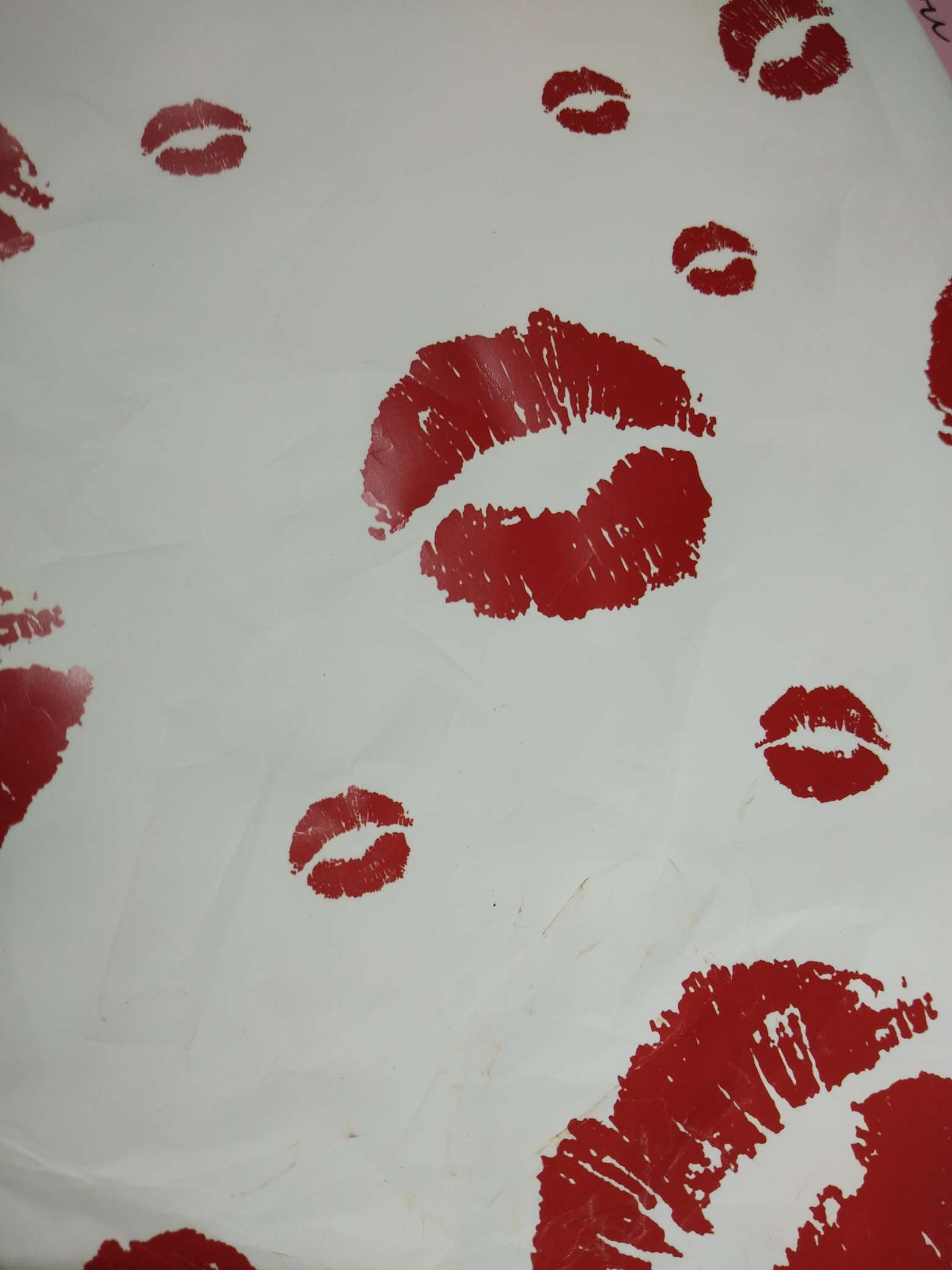 Red lip wrapping with flower paper and fresh flower packaging details Picture