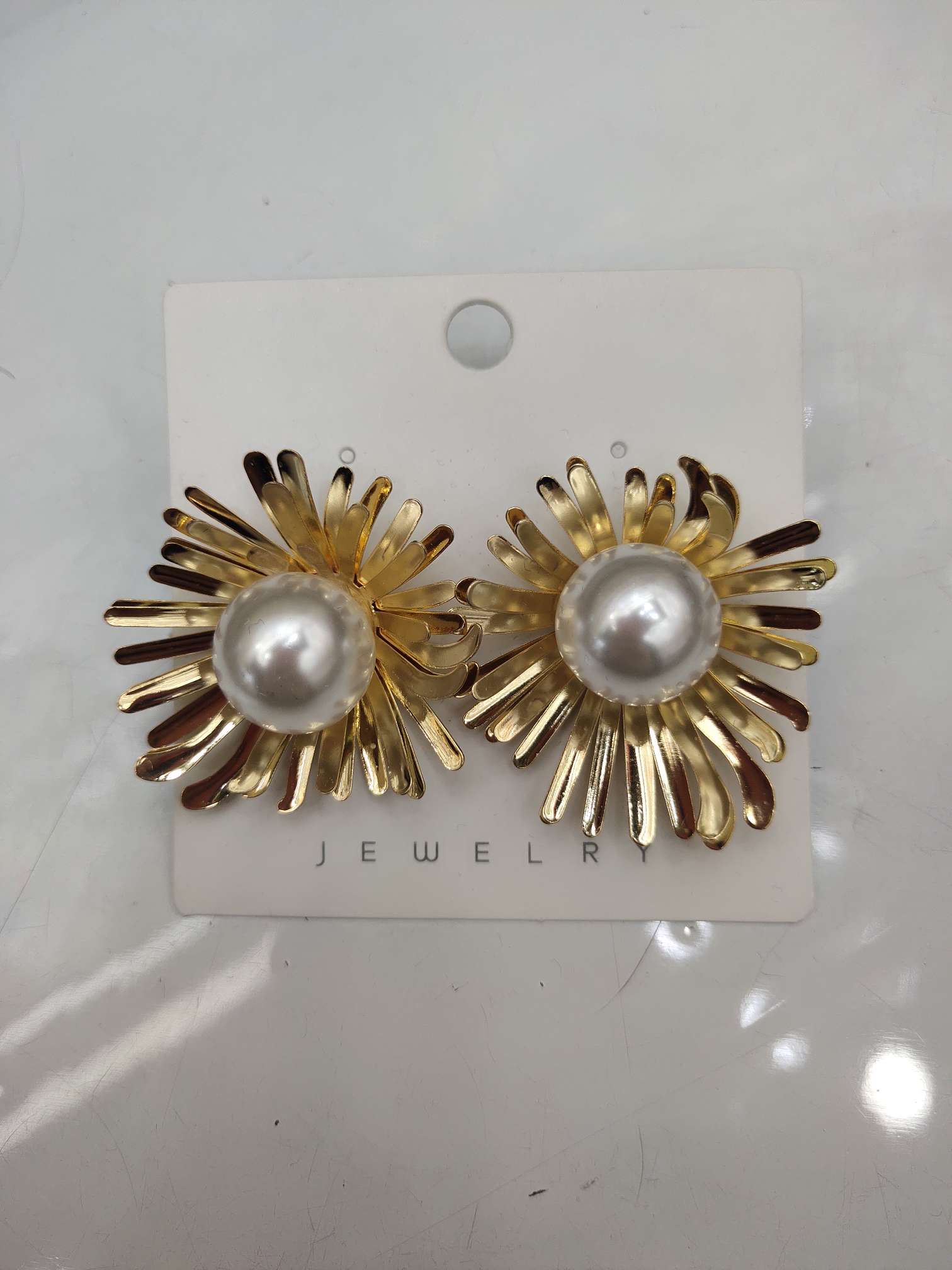 Minghao jewelry European and American girls flower iron pieces broken flower pearl earrings nail earrings thumbnail