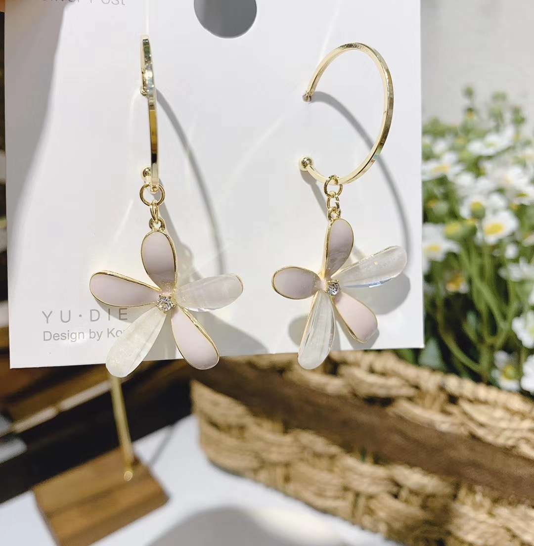 The 2020 new earhook style flower earrings feature a niche design and a long, individual, and high-end look. They are Korean earrings available in two colors