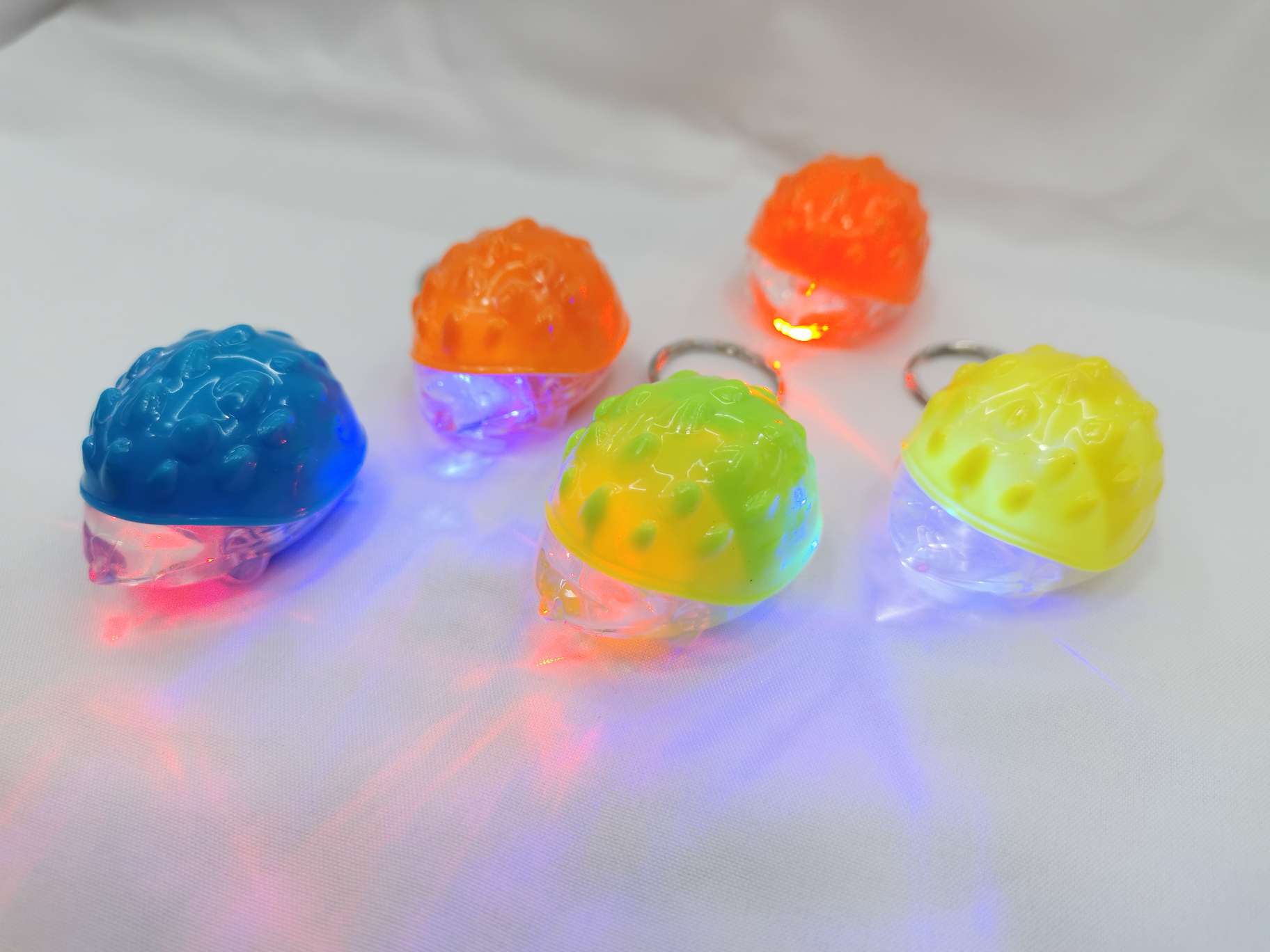 发光刺猬钥匙扣礼品灯挂件
100个一包
2000个一箱产品图