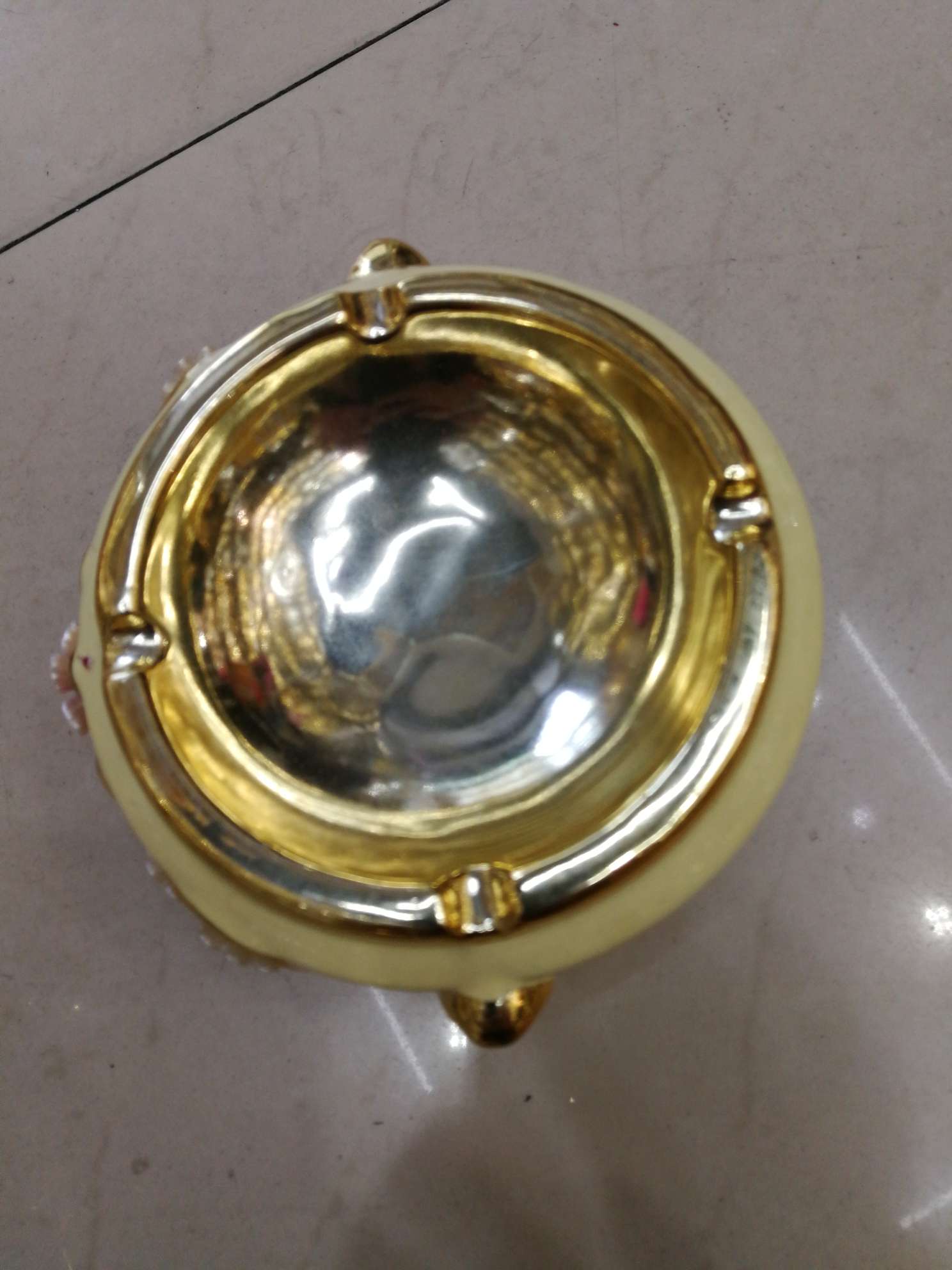 Ceramic ashtray 452 Ceramic ornament 1 Application Scenario