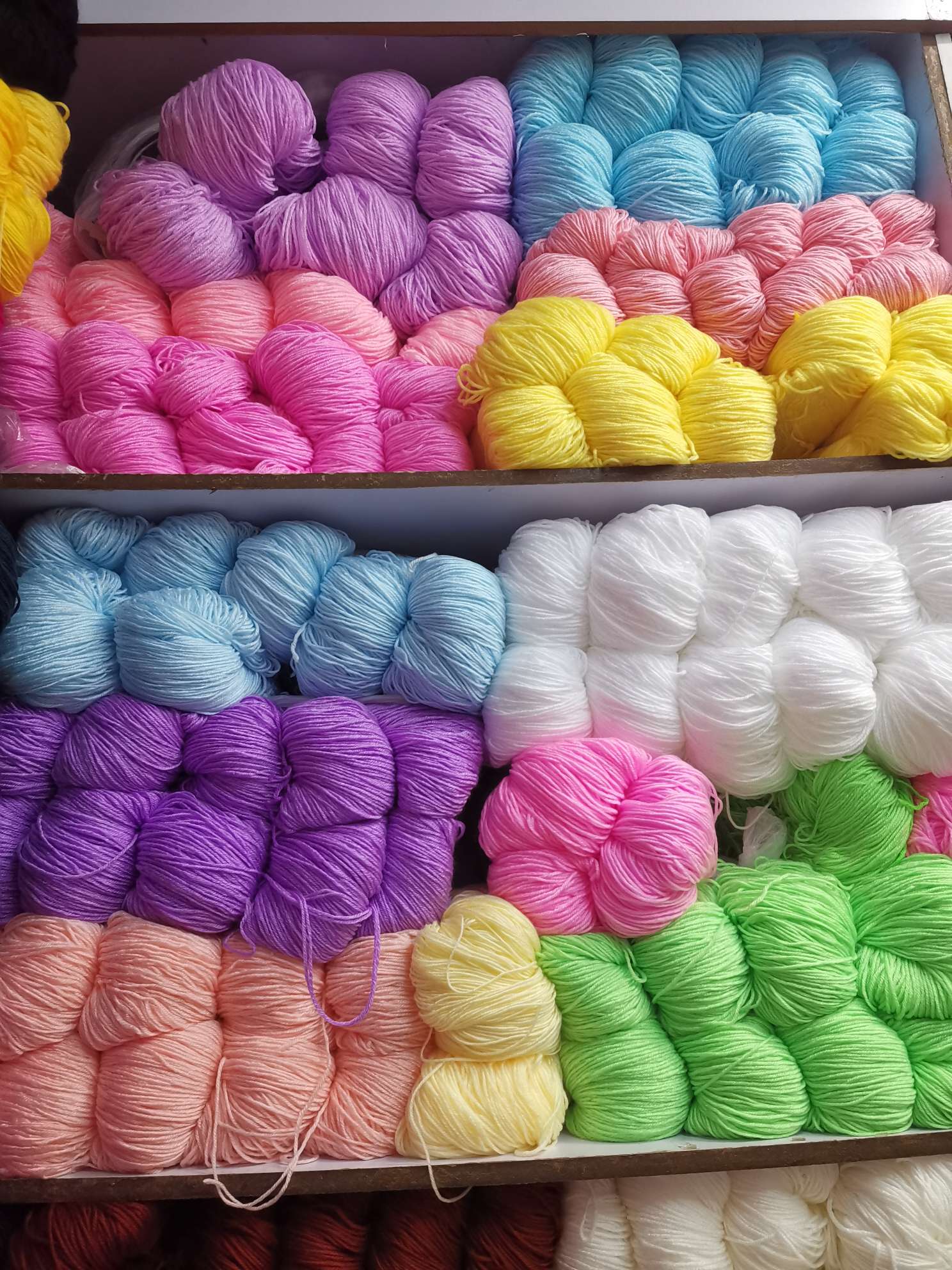 Factory direct sales of 4 strands of medium-thick acrylic yarn, spring candy-colored yarn in stock, half a jin each undefined